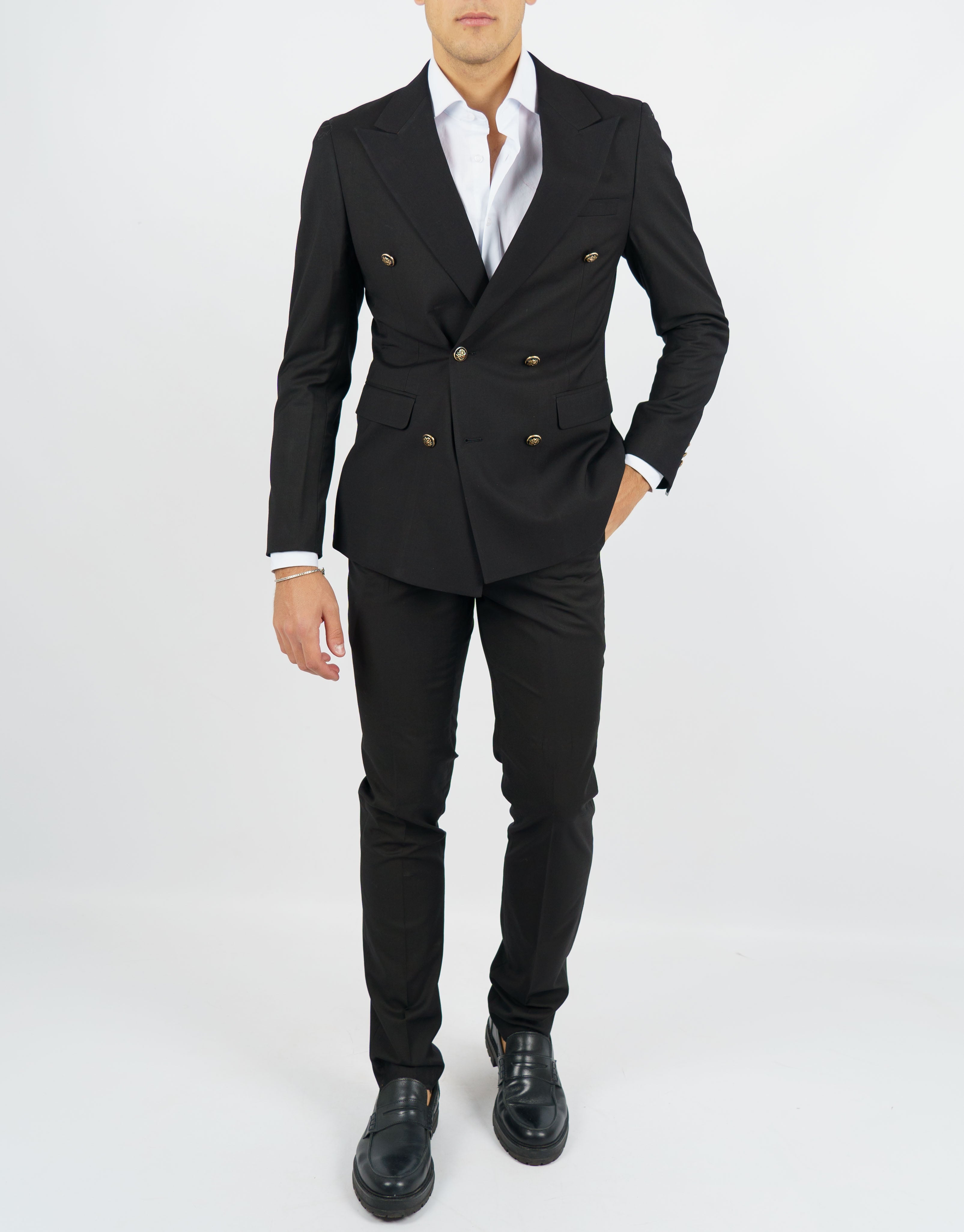 Abito doppiopetto con bottone strutturato