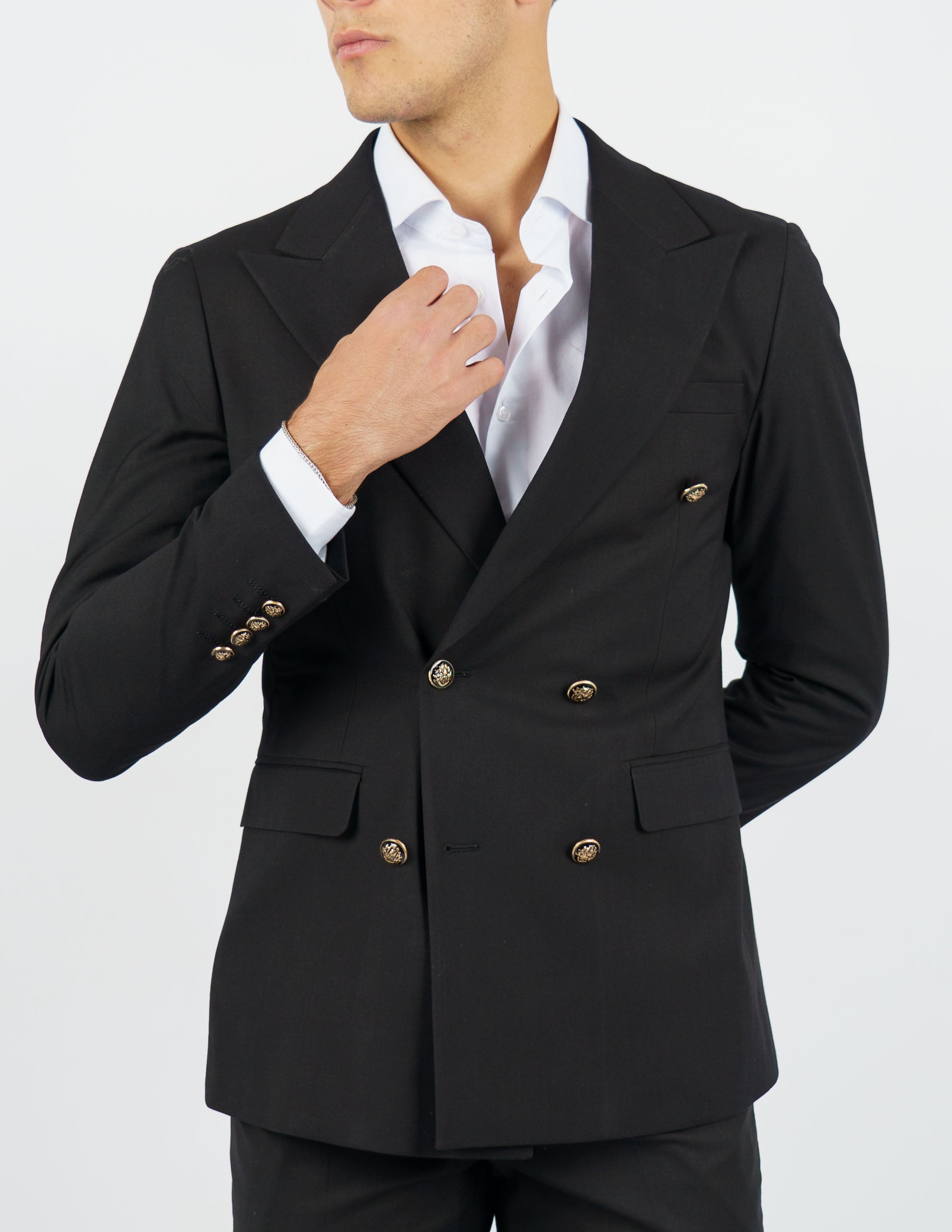 Abito doppiopetto con bottone strutturato