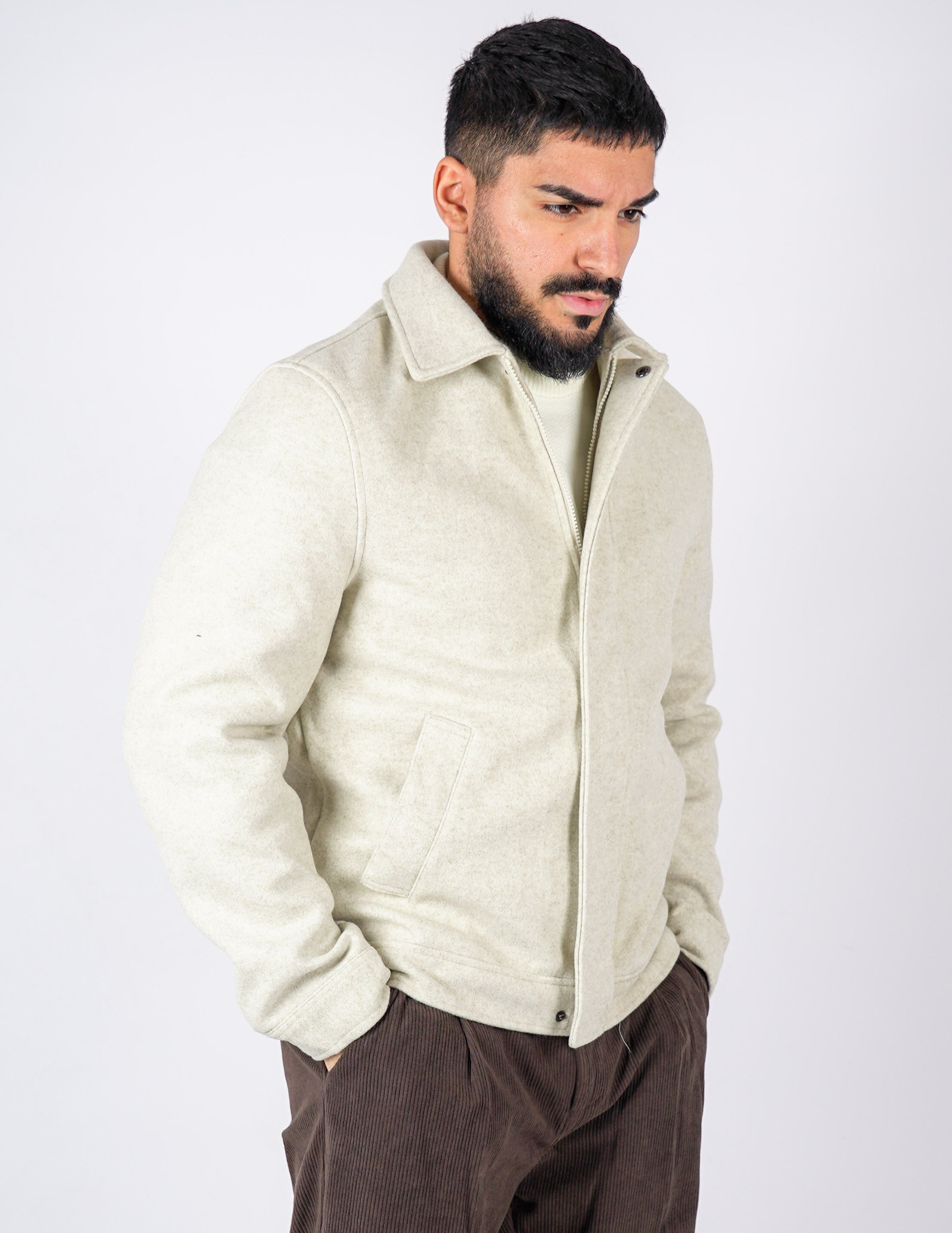 Cappotto con abbottonatura nascosta