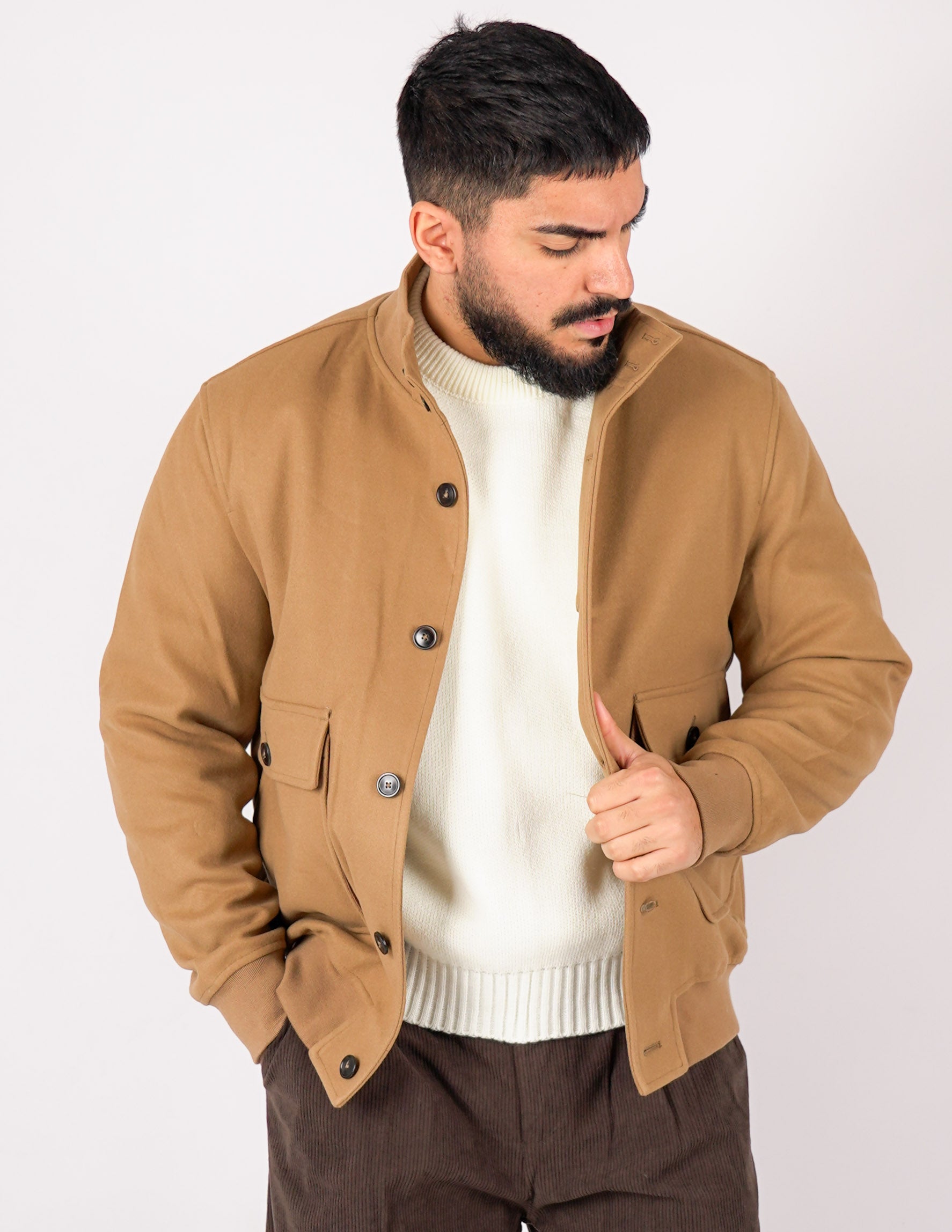 Cappotto con collo e bottone