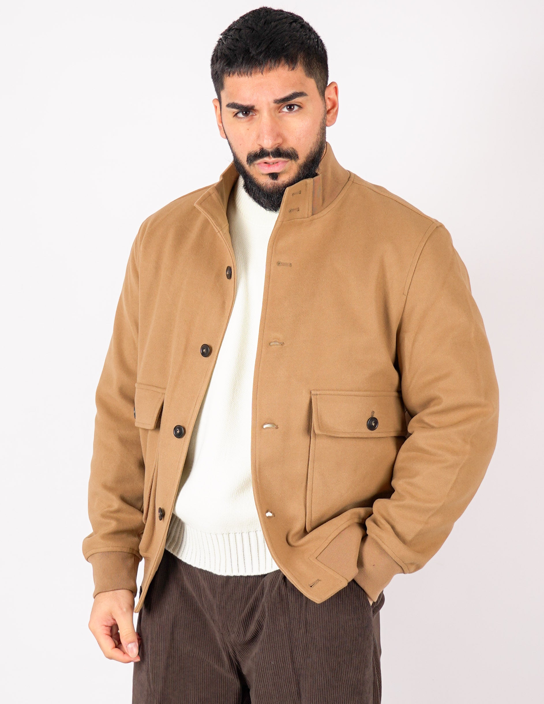 Cappotto con collo e bottone