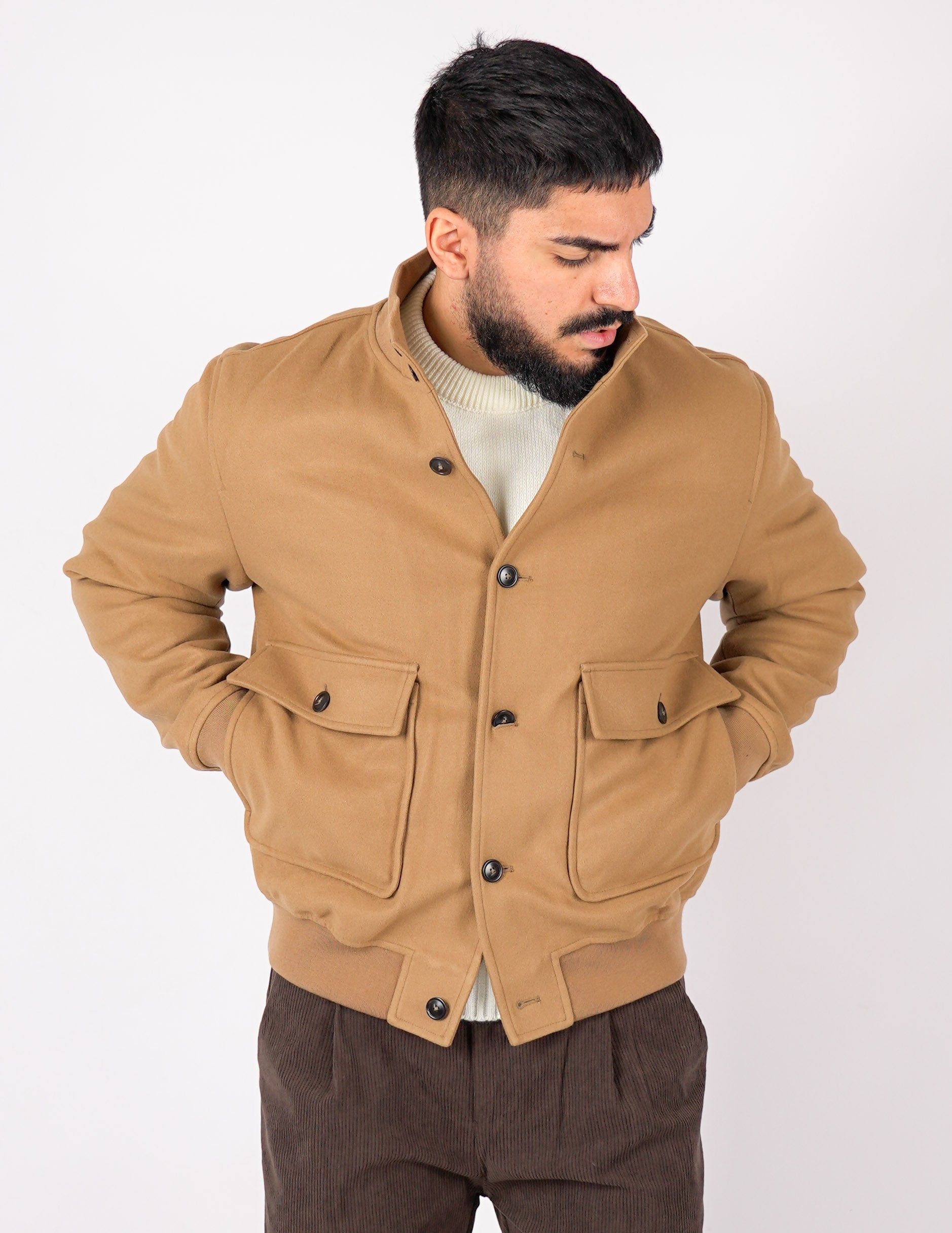 Cappotto con collo e bottone