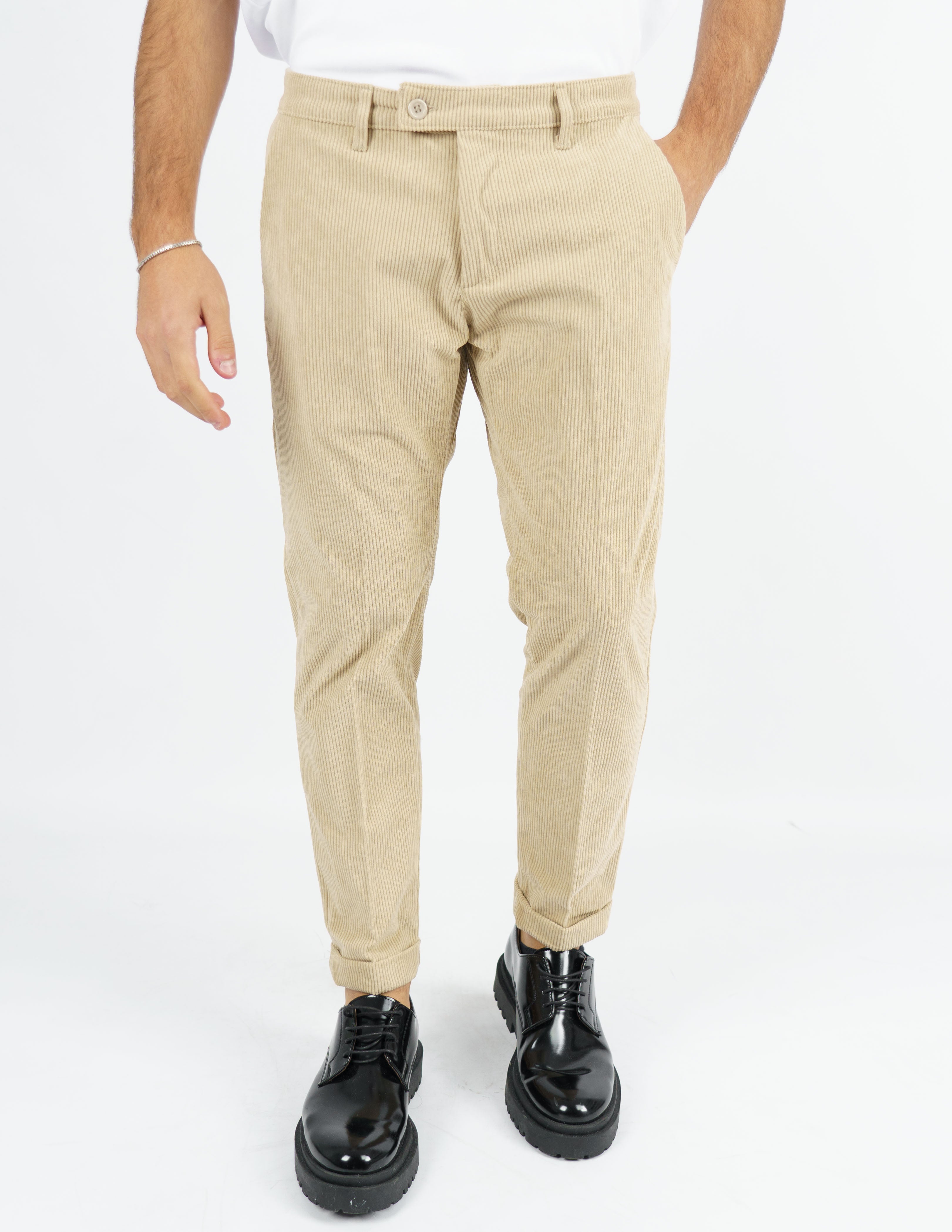 Pantalone in velluto con abbottonatura allungata