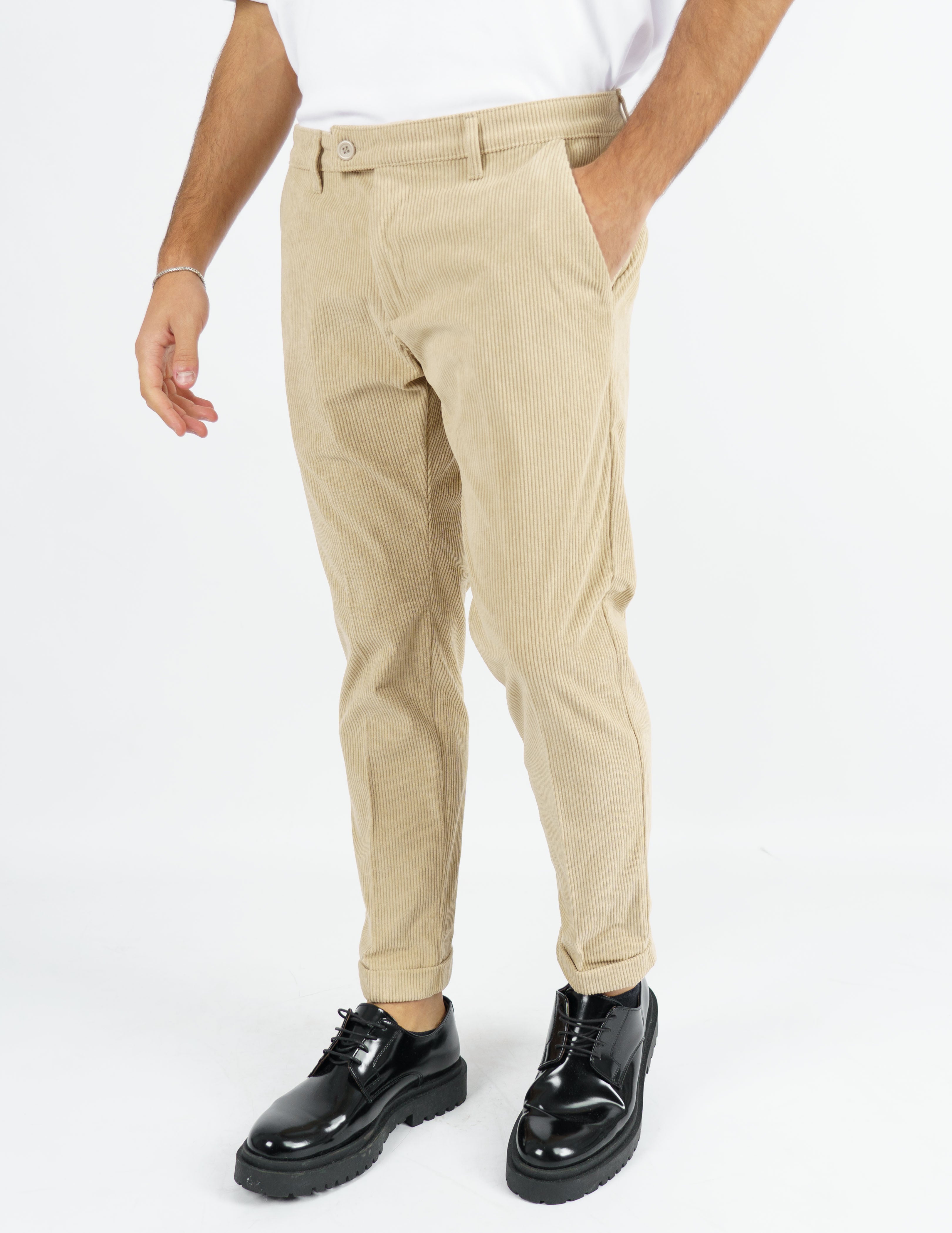Pantalone in velluto con abbottonatura allungata