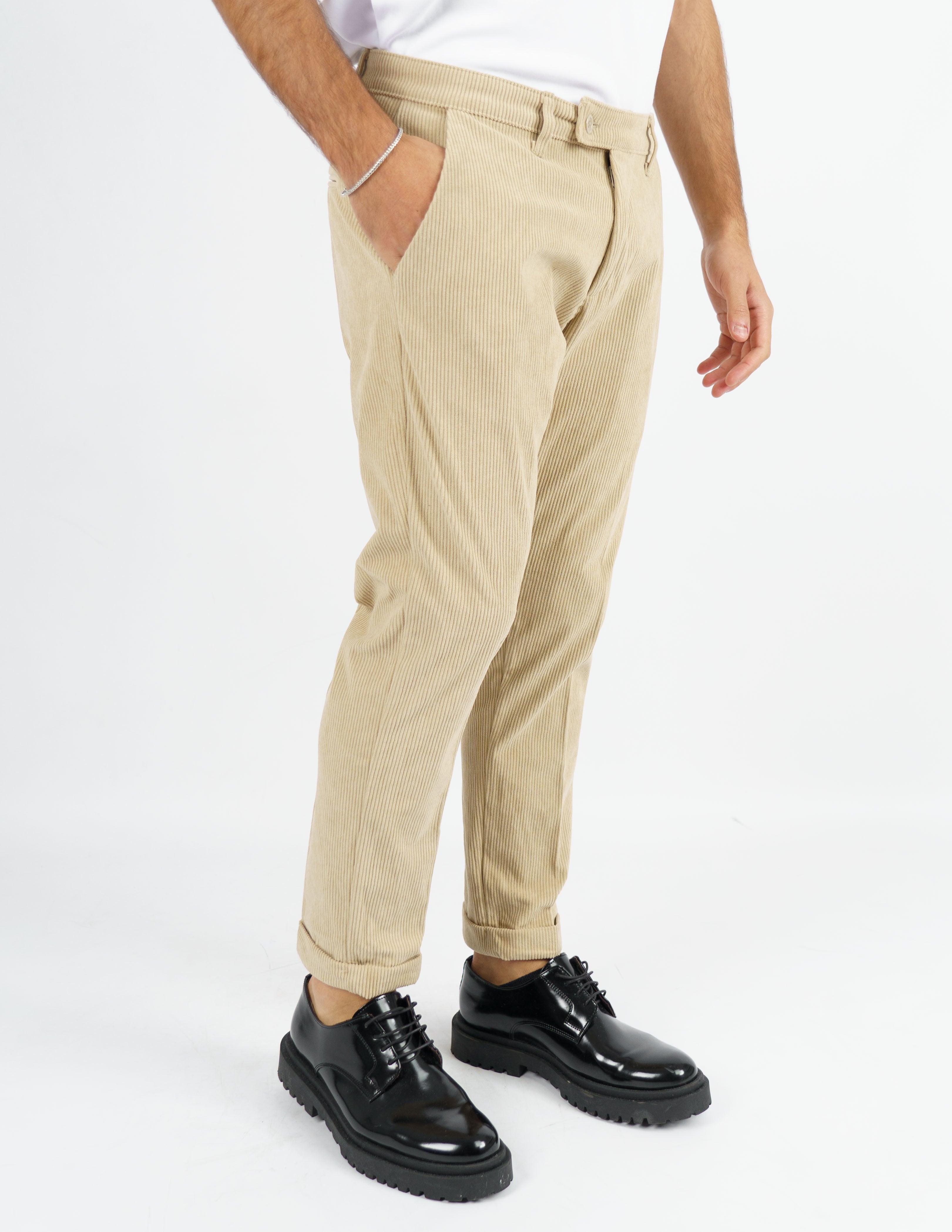 Pantalone in velluto con abbottonatura allungata