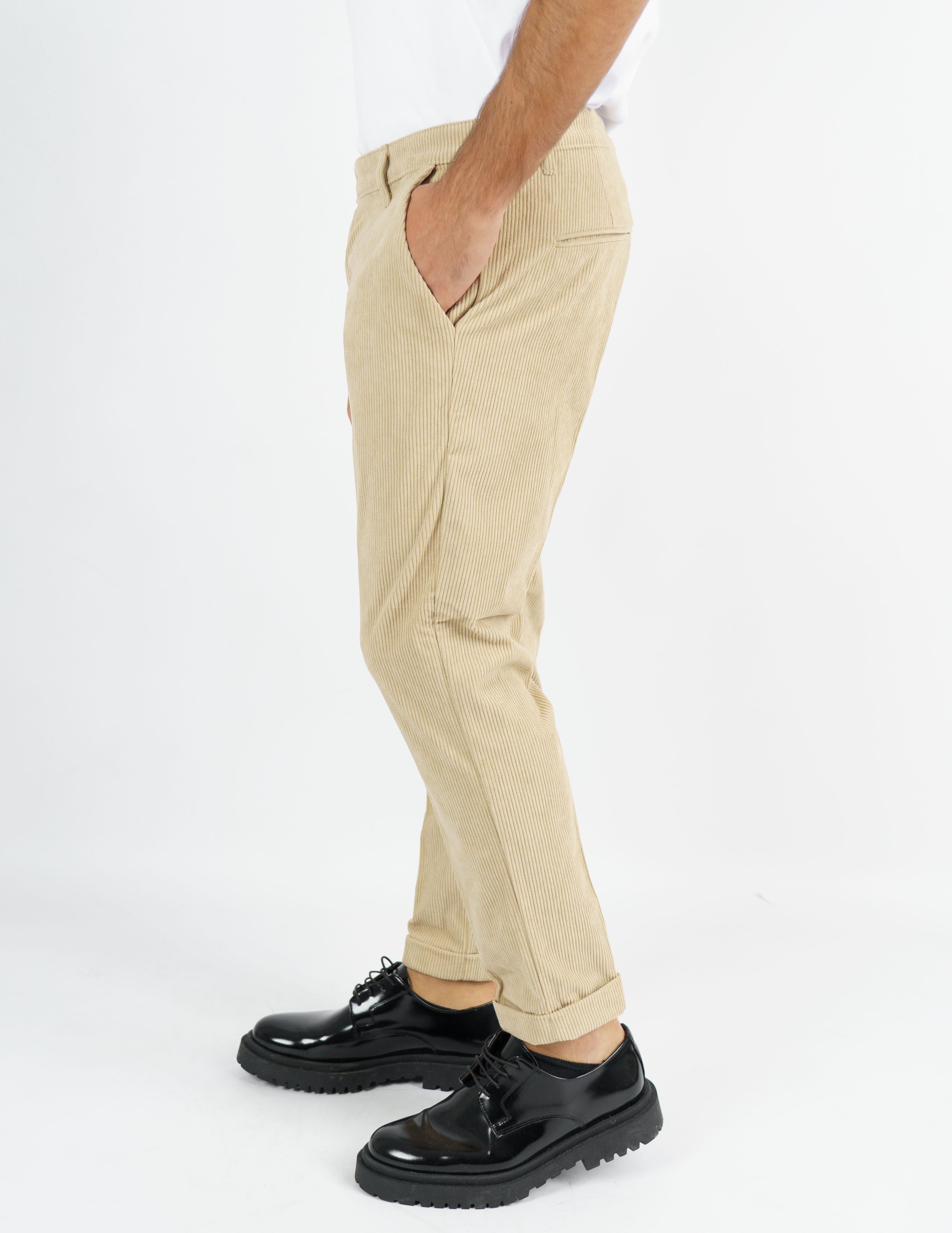 Pantalone in velluto con abbottonatura allungata