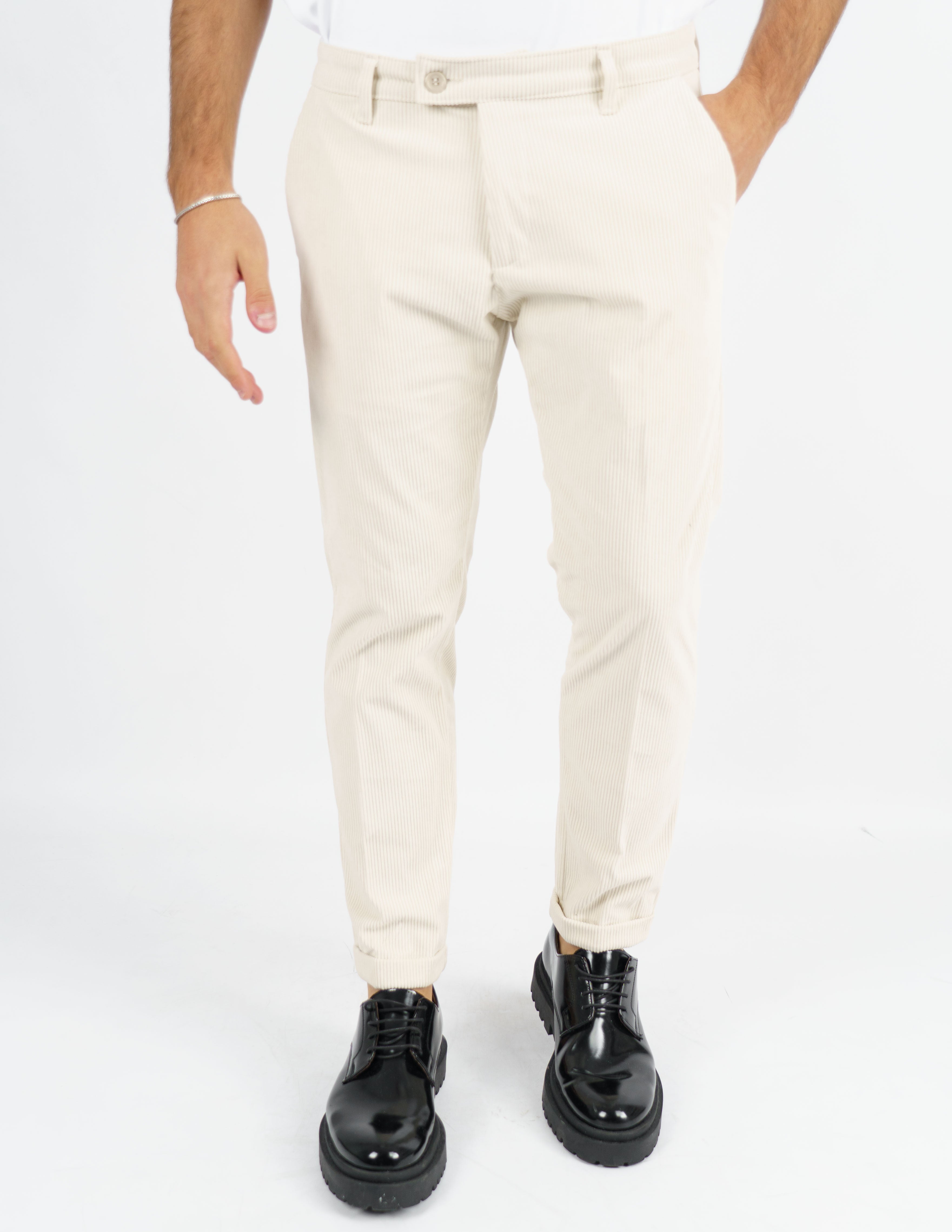 Pantalone in velluto con abbottonatura allungata
