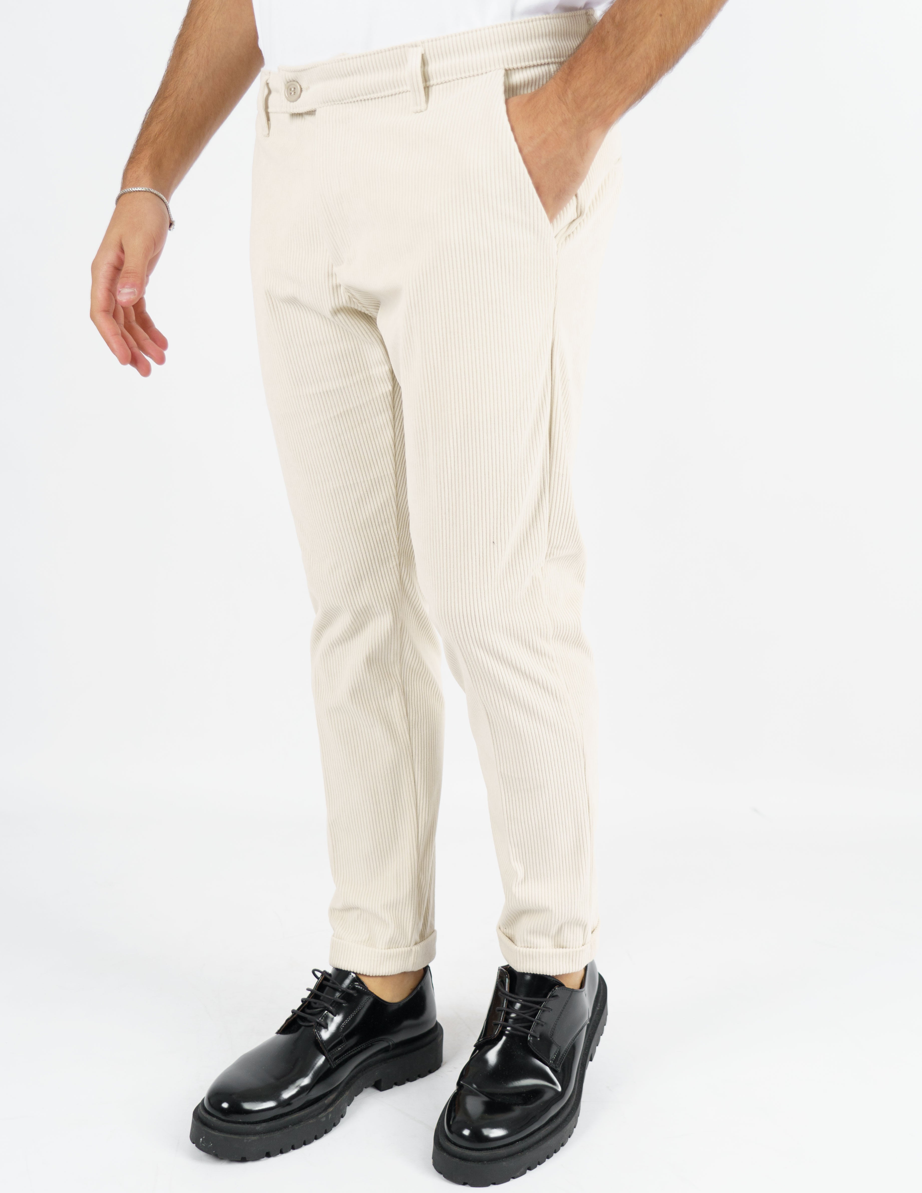 Pantalone in velluto con abbottonatura allungata
