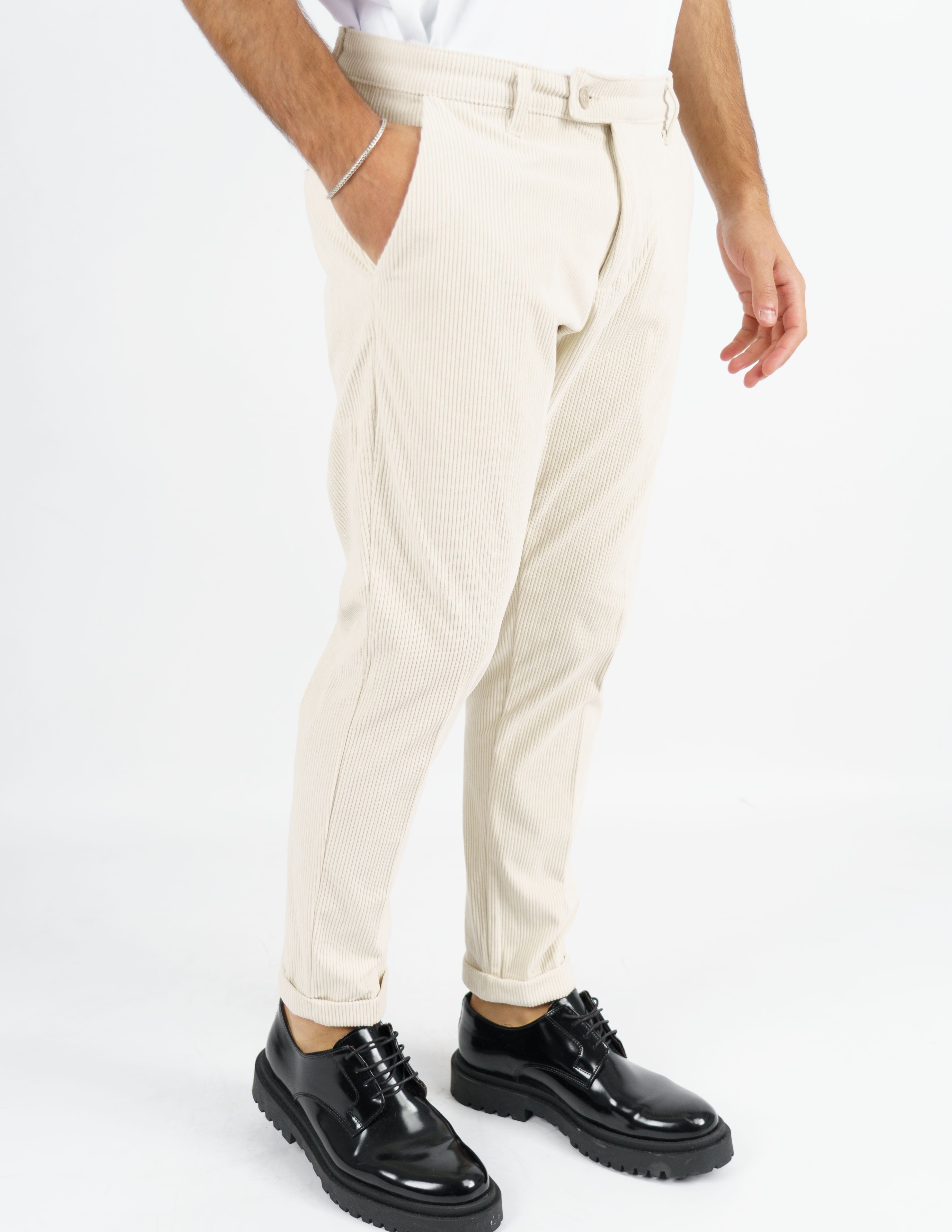 Pantalone in velluto con abbottonatura allungata