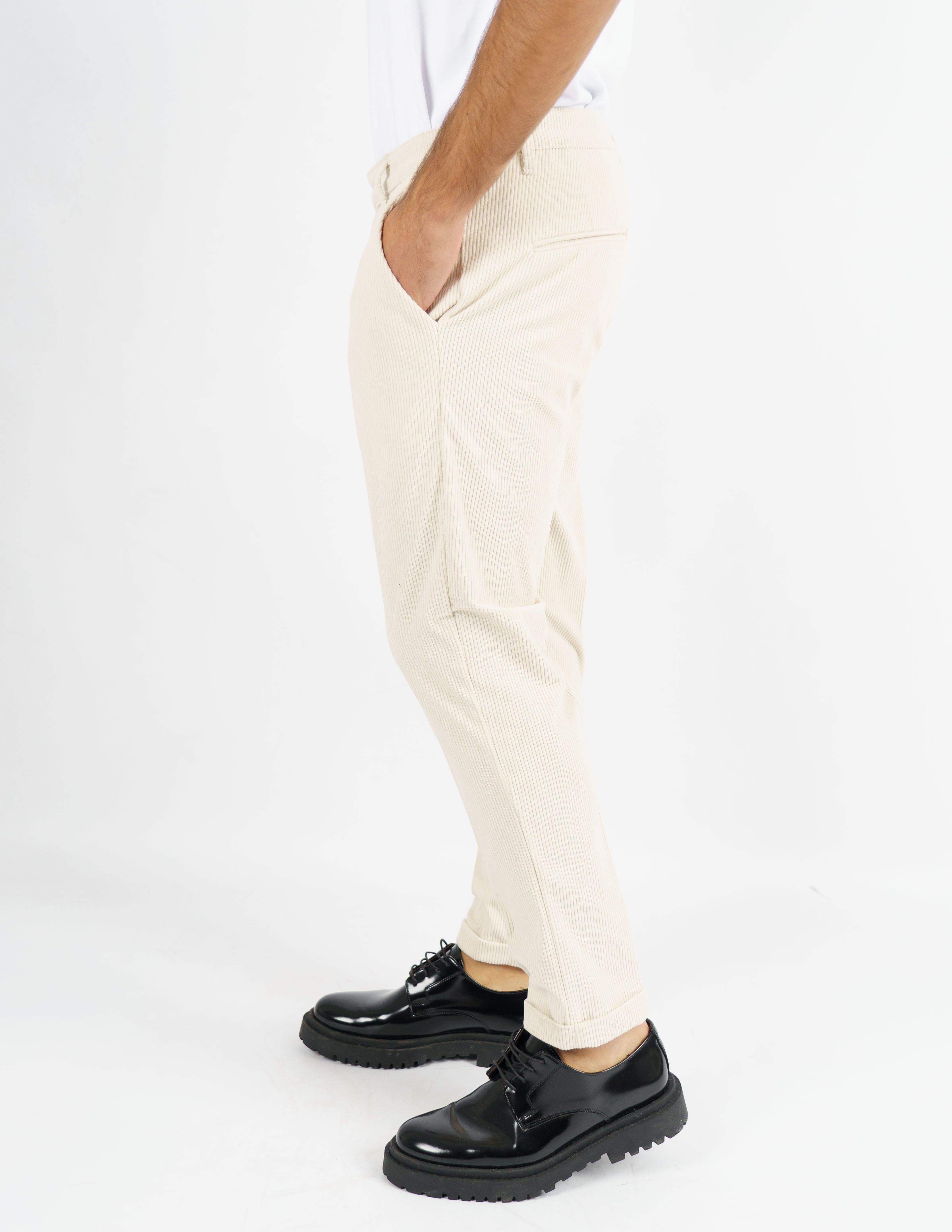 Pantalone in velluto con abbottonatura allungata