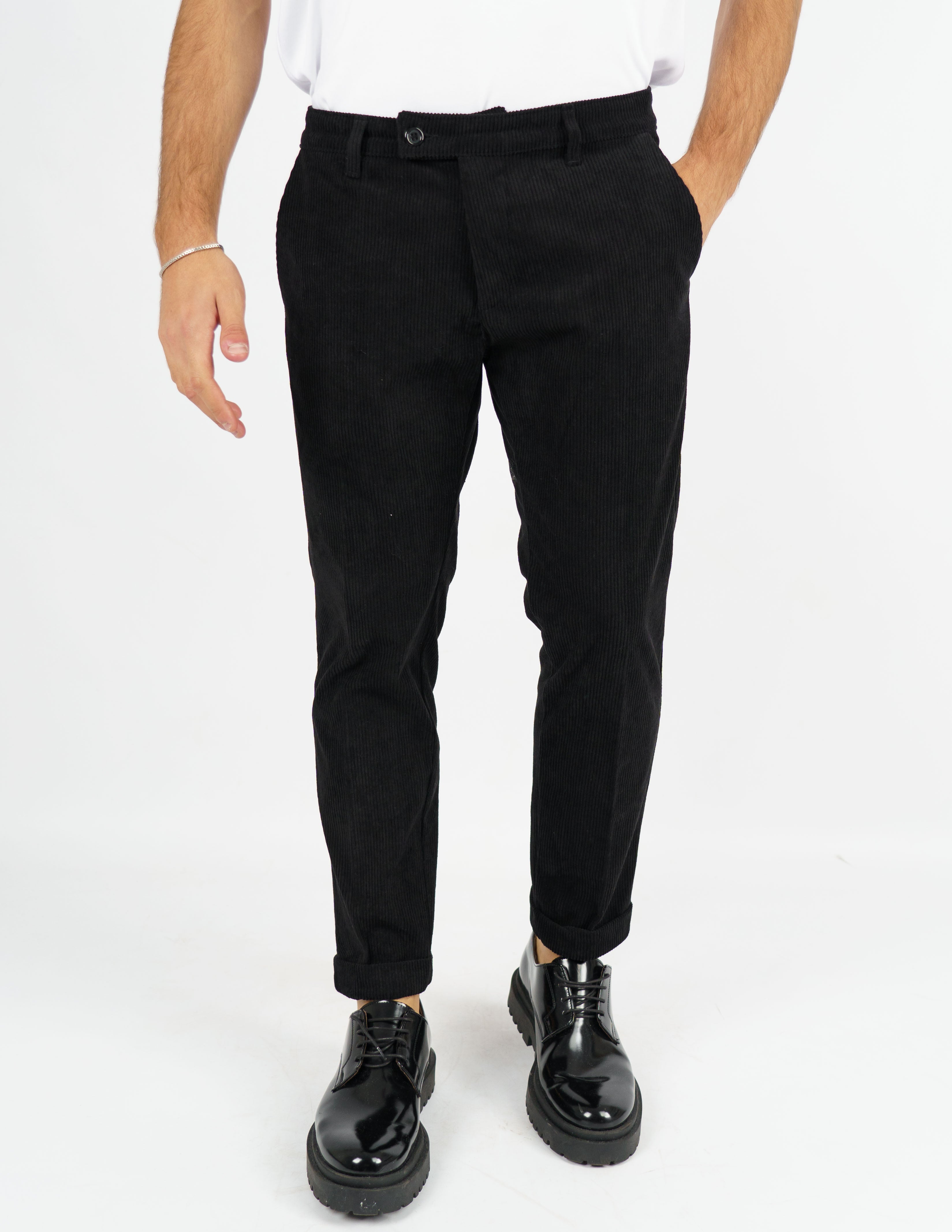 Pantalone in velluto con abbottonatura allungata