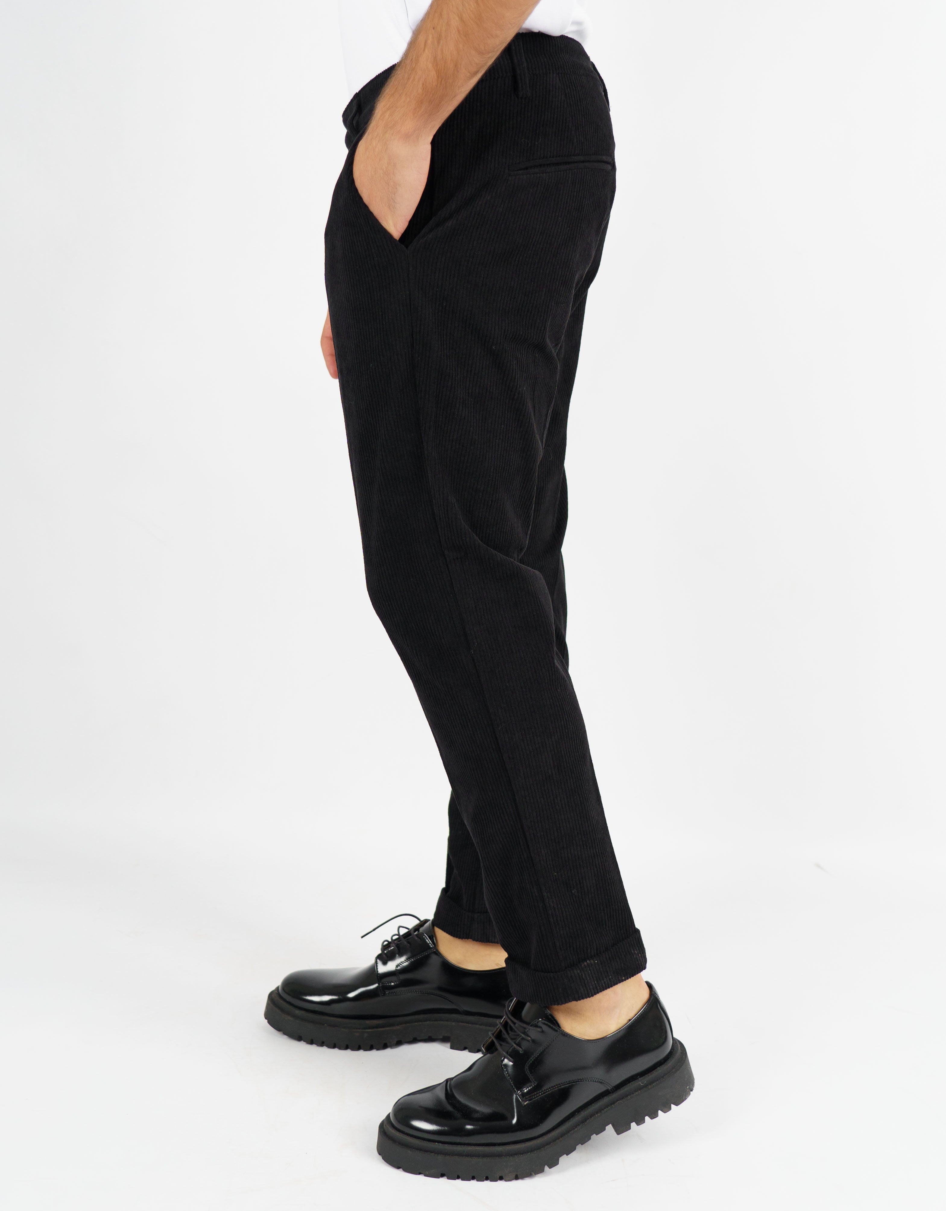 Pantalone in velluto con abbottonatura allungata