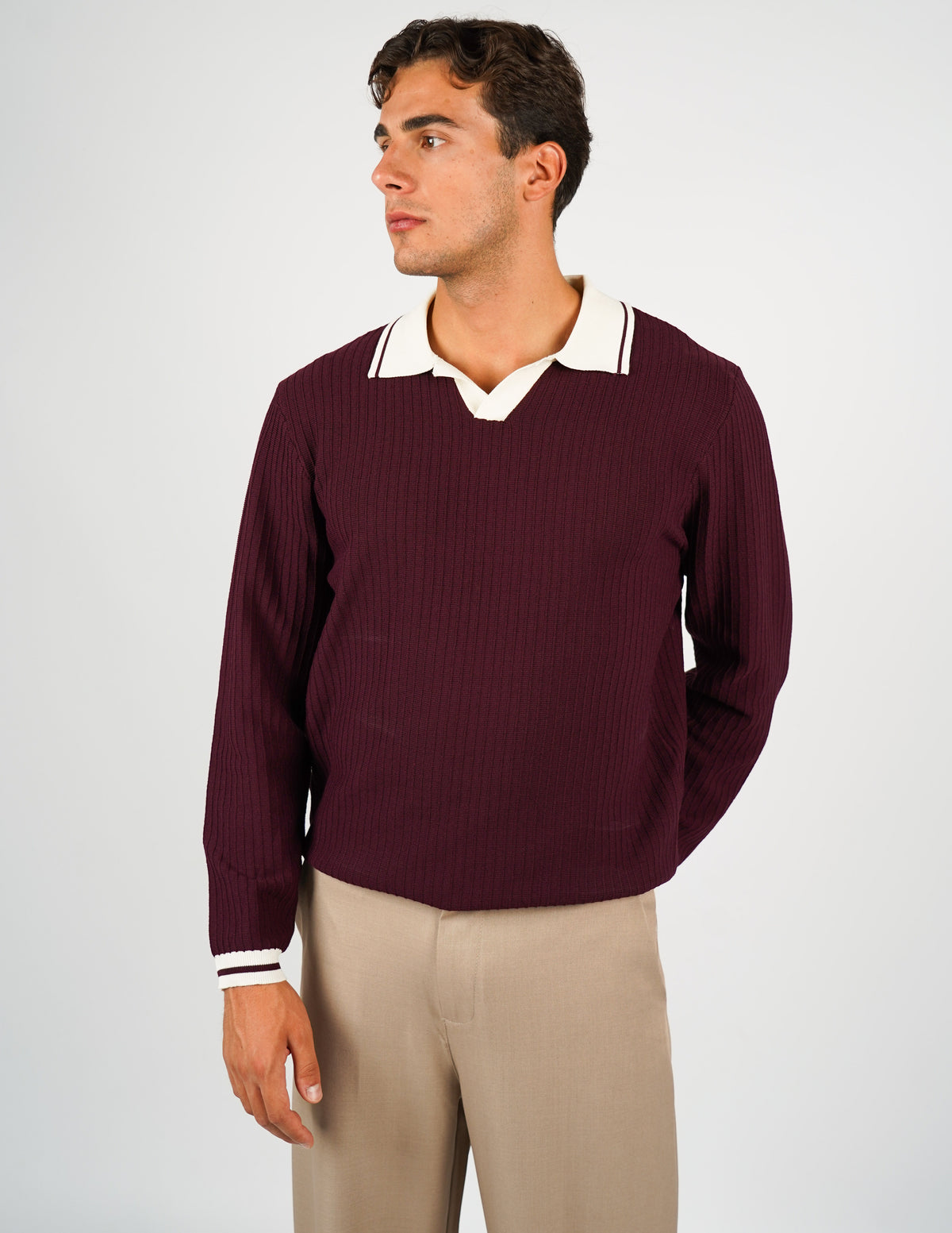 POLO CON COLLO APERTO A CONTRASTO