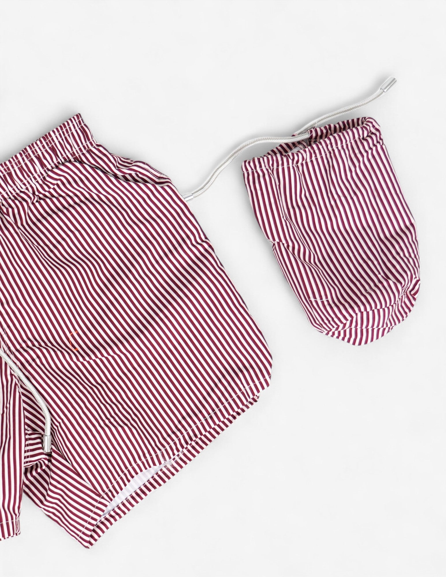 Costume da bagno a righe con pochette