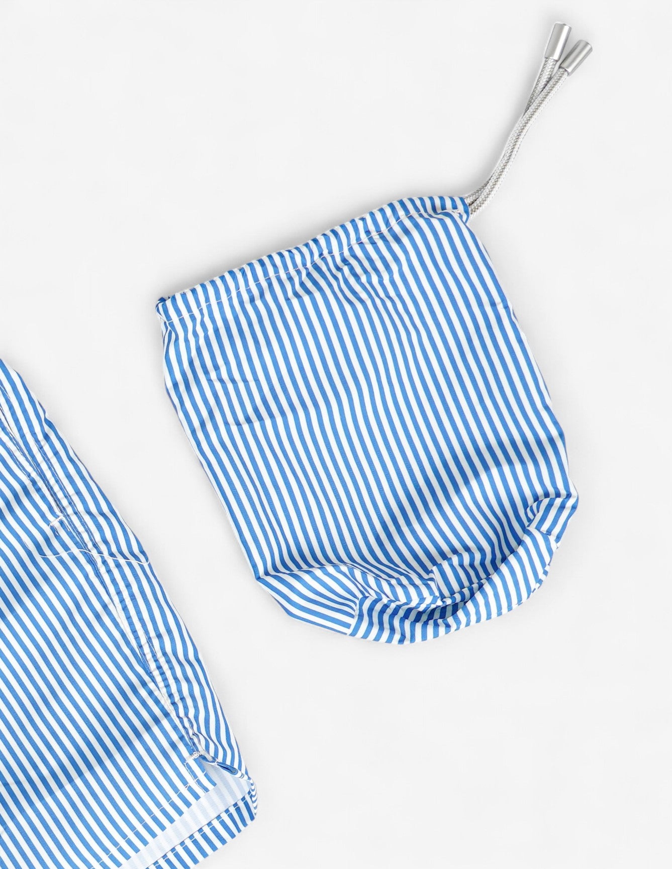 Costume da bagno a righe con pochette