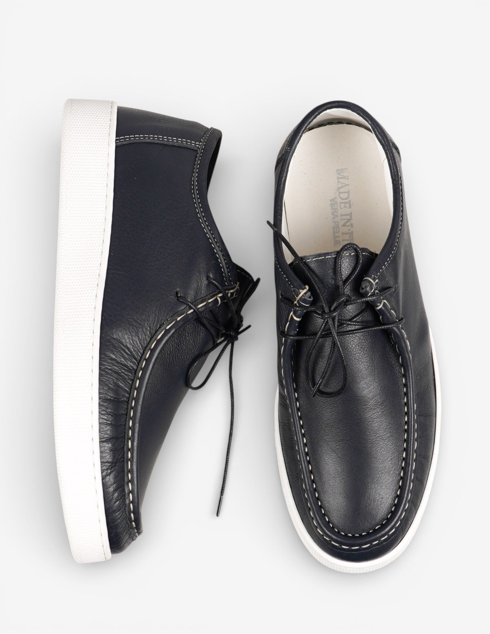 scarpa allacciata fondo gomma