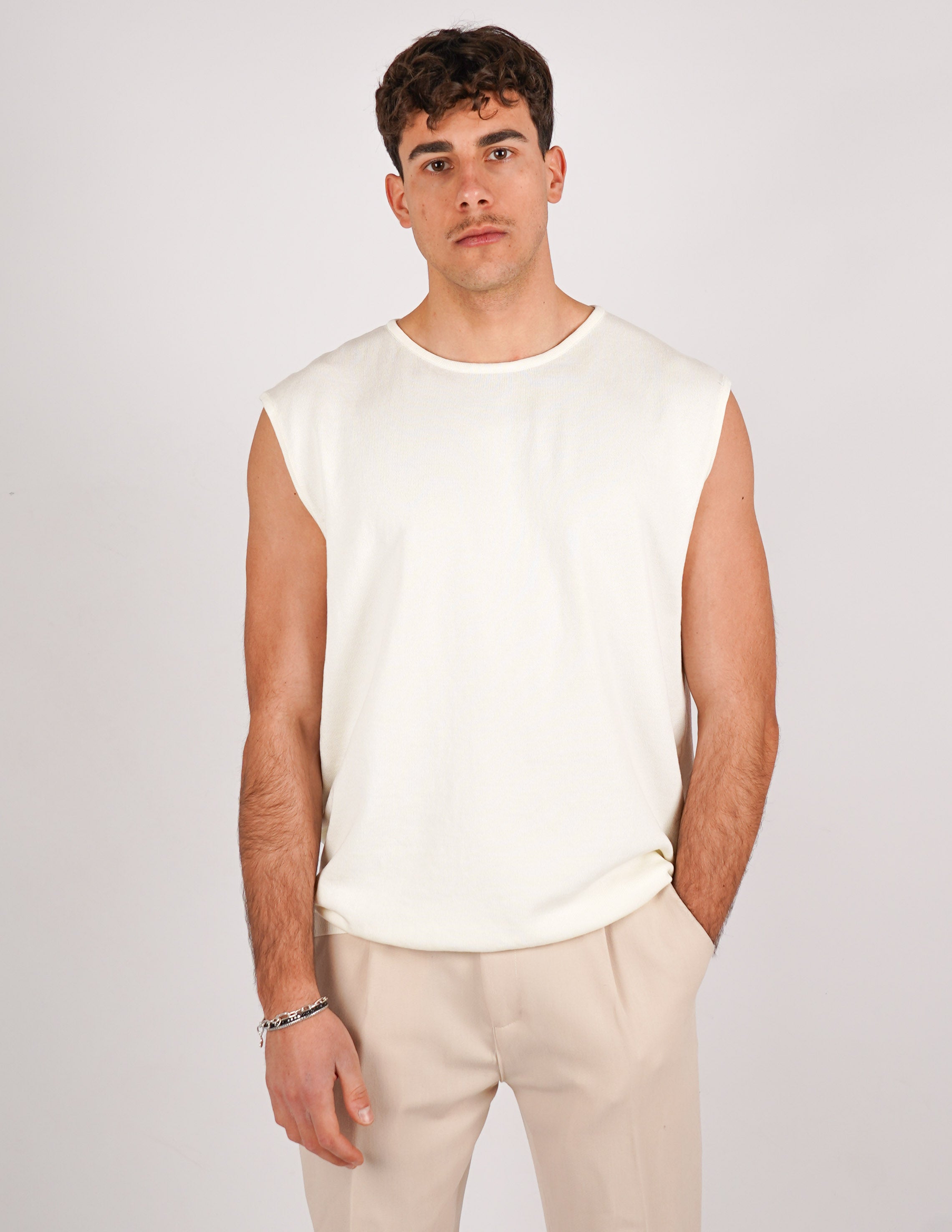 maglia smanicata in filo