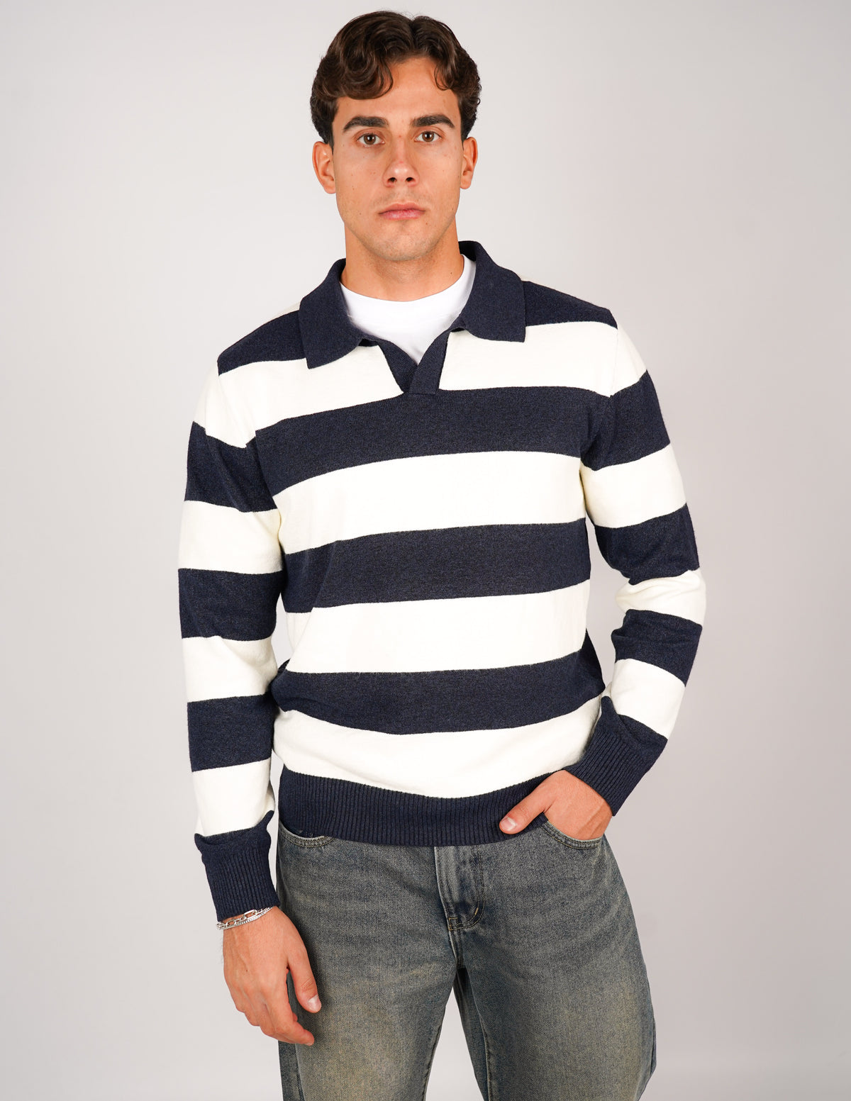 POLO RIGATA CON COLLO APERTO