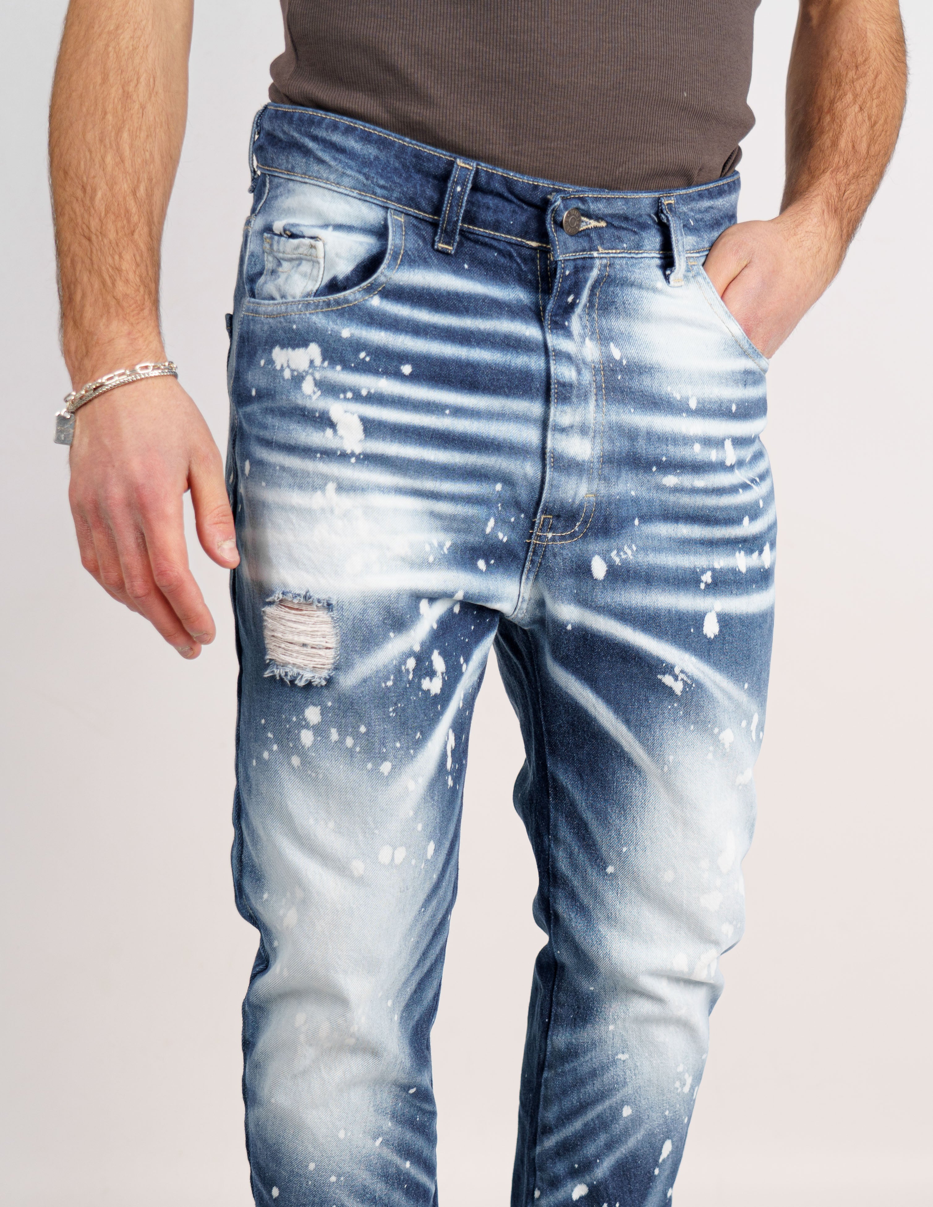 jeans denim con abrasioni e schizzi