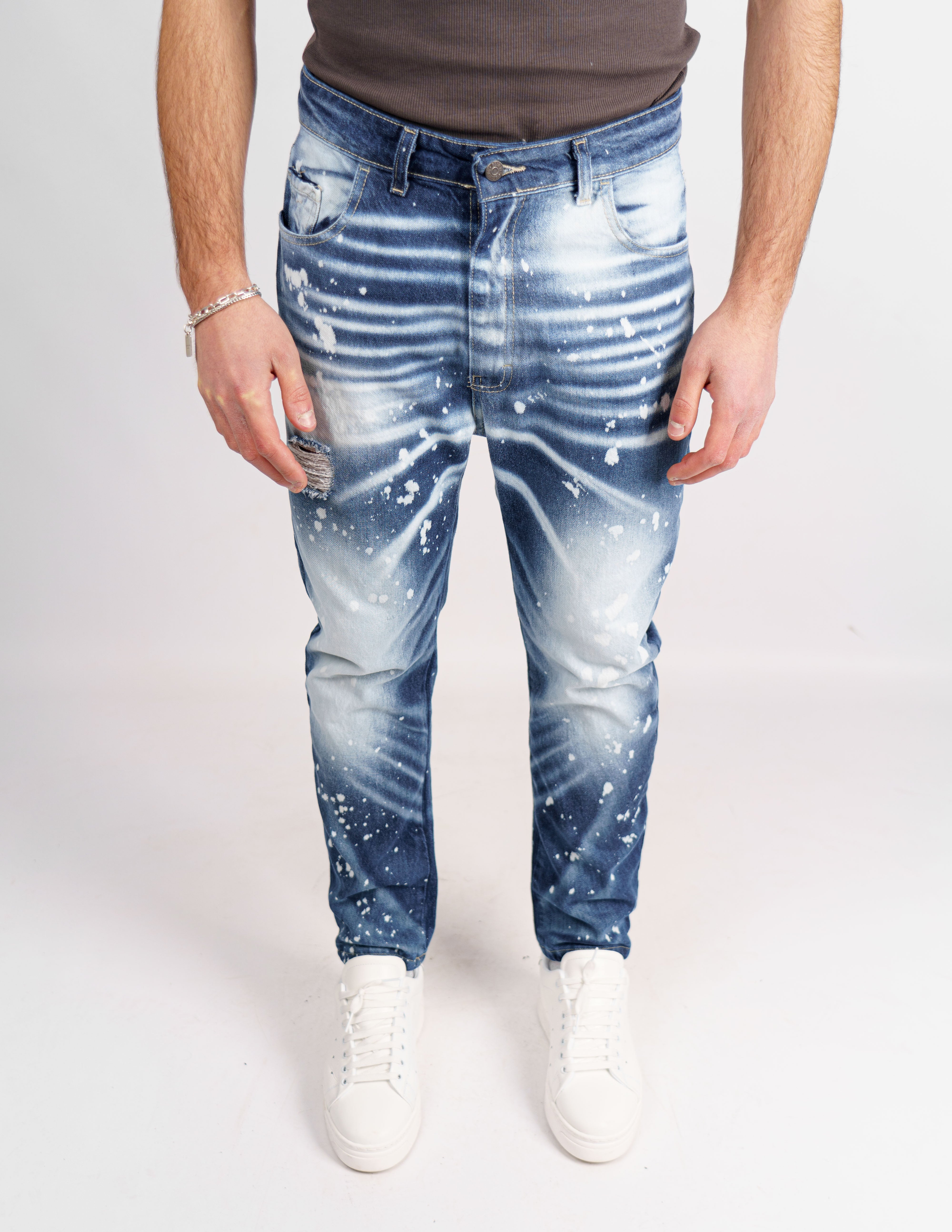 jeans denim con abrasioni e schizzi