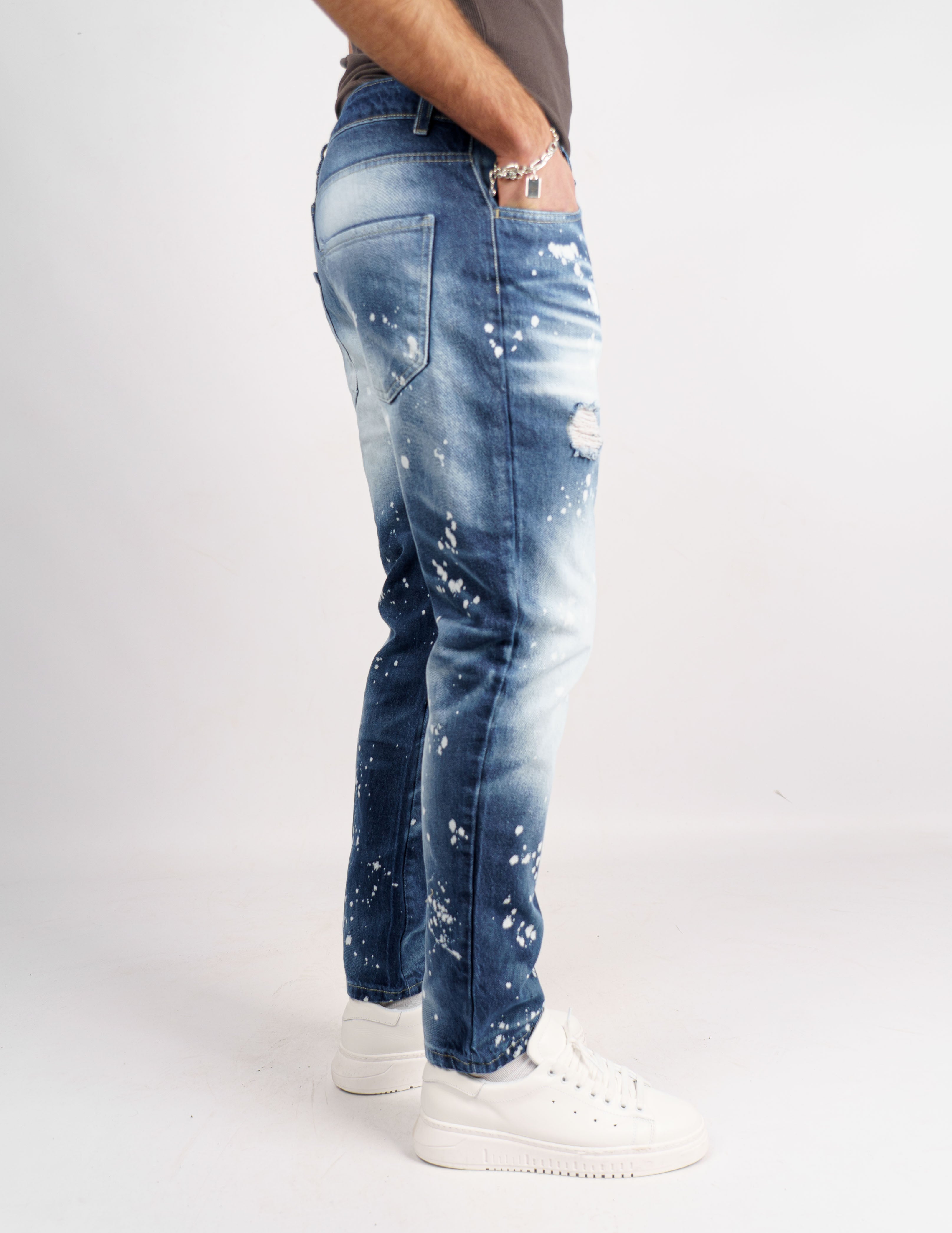 jeans denim con abrasioni e schizzi