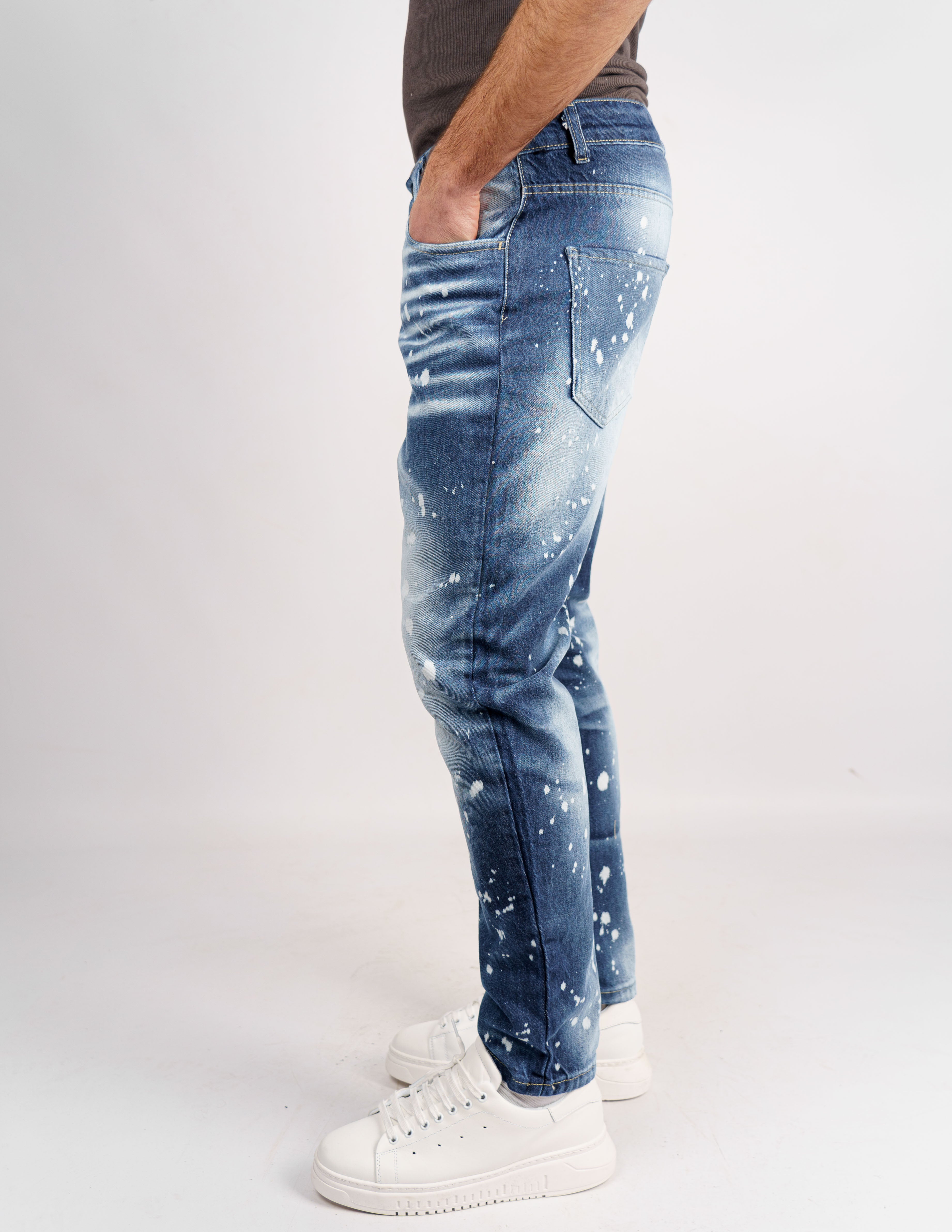 jeans denim con abrasioni e schizzi