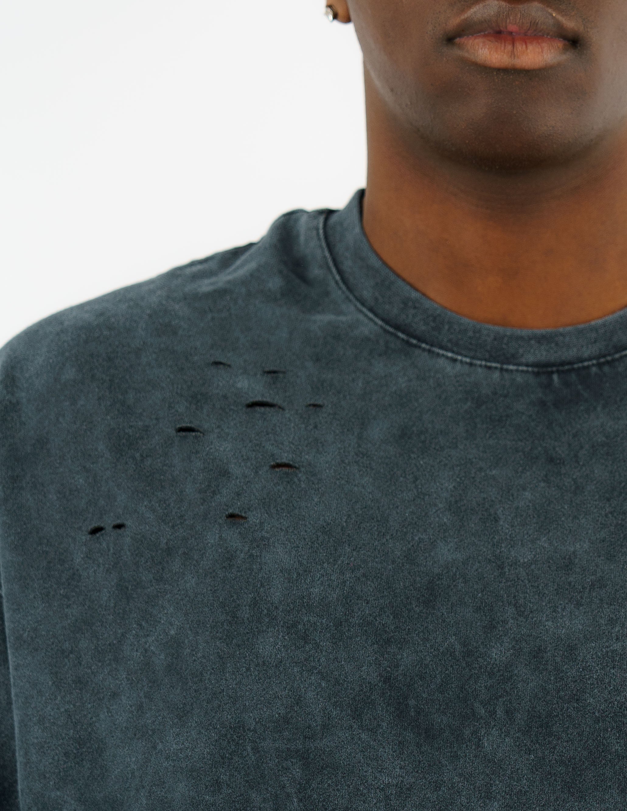 t-shirt slavata con stampa e rotture