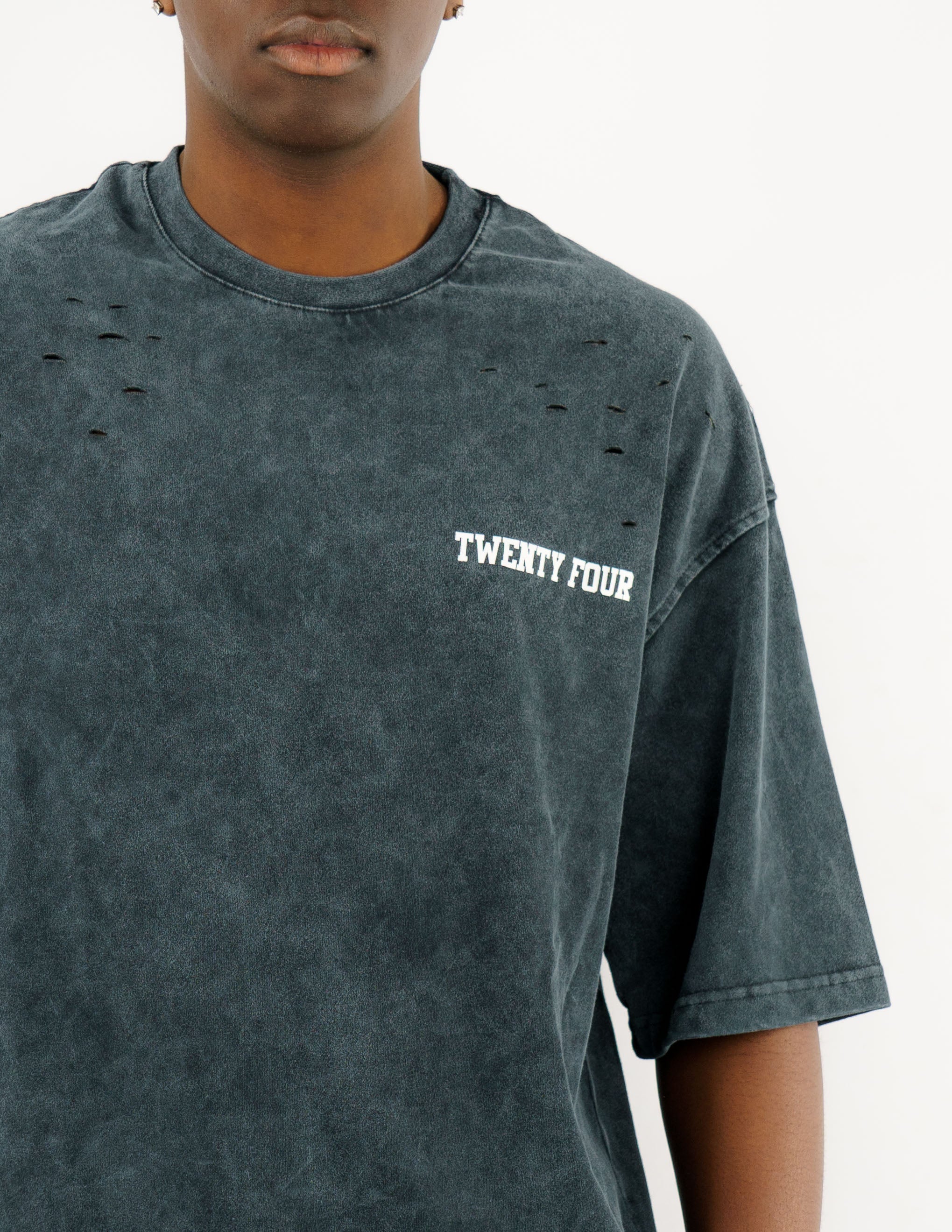 t-shirt slavata con stampa e rotture