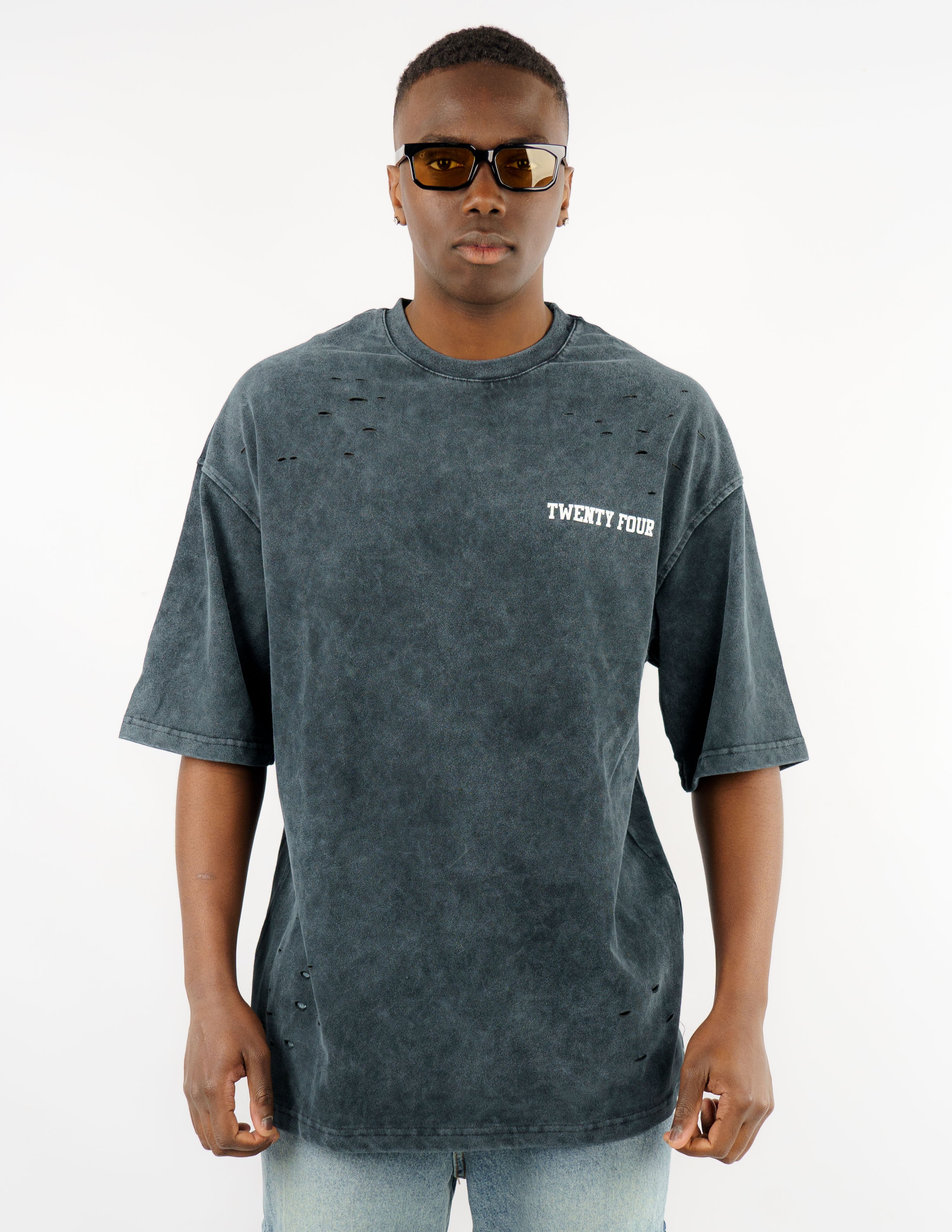 t-shirt slavata con stampa e rotture