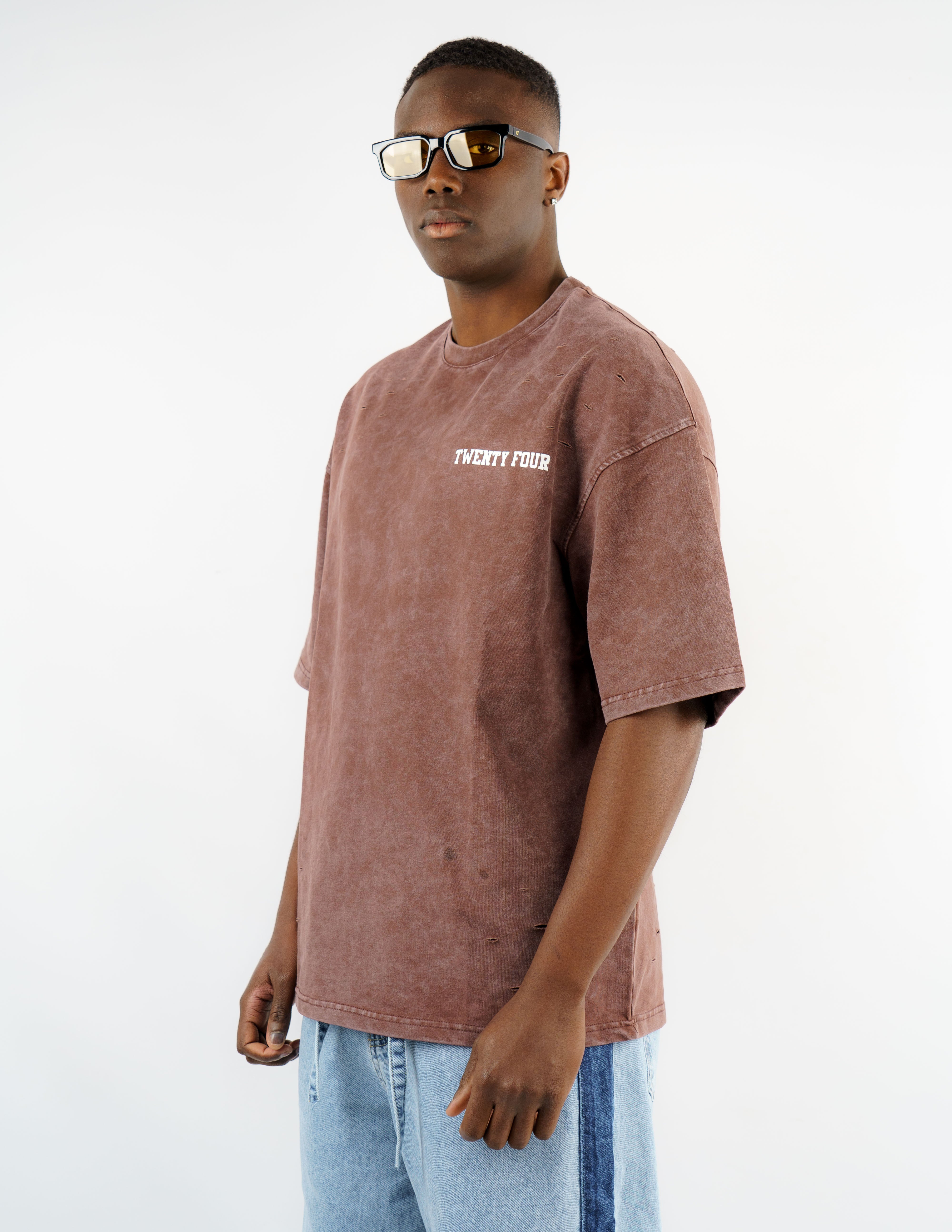 t-shirt slavata con stampa e rotture