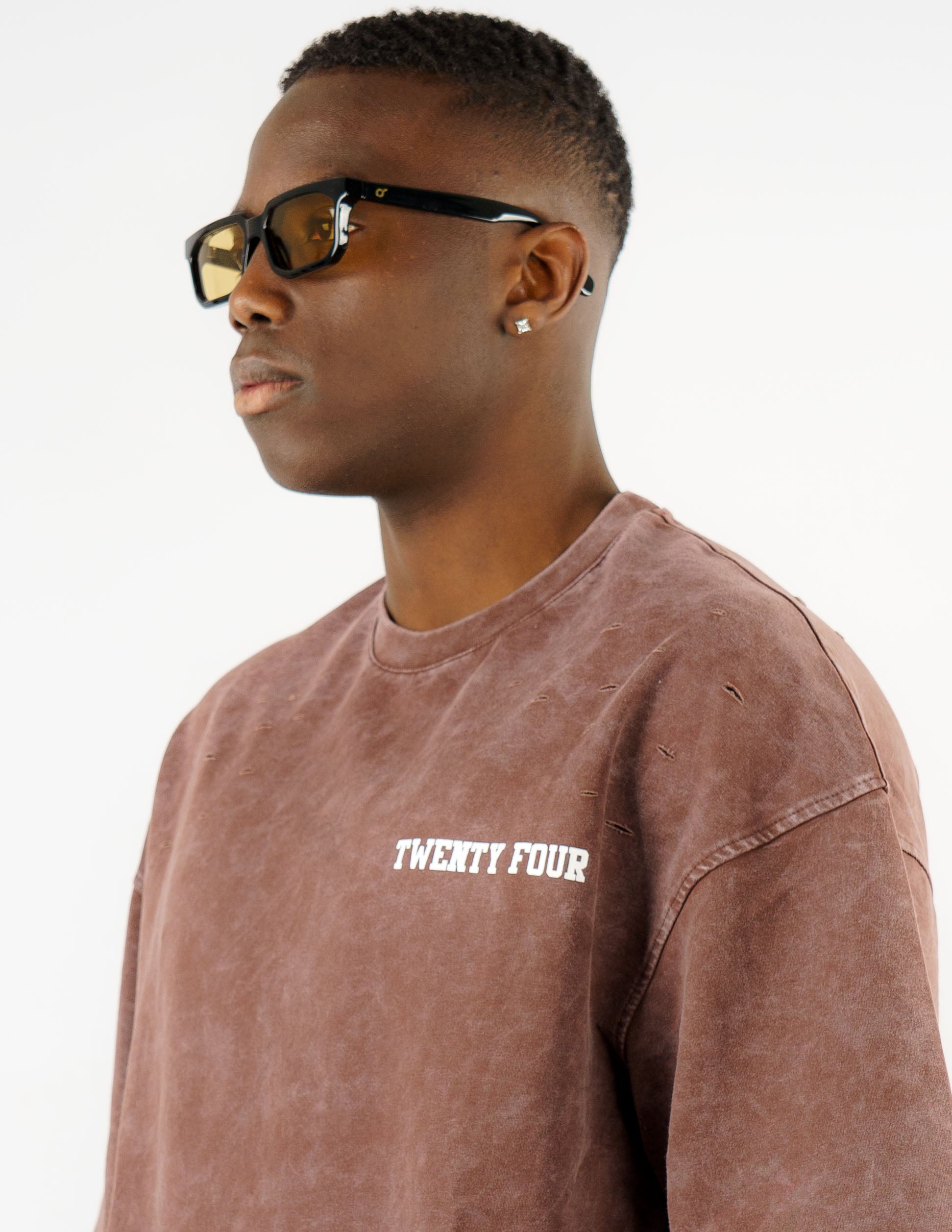 t-shirt slavata con stampa e rotture