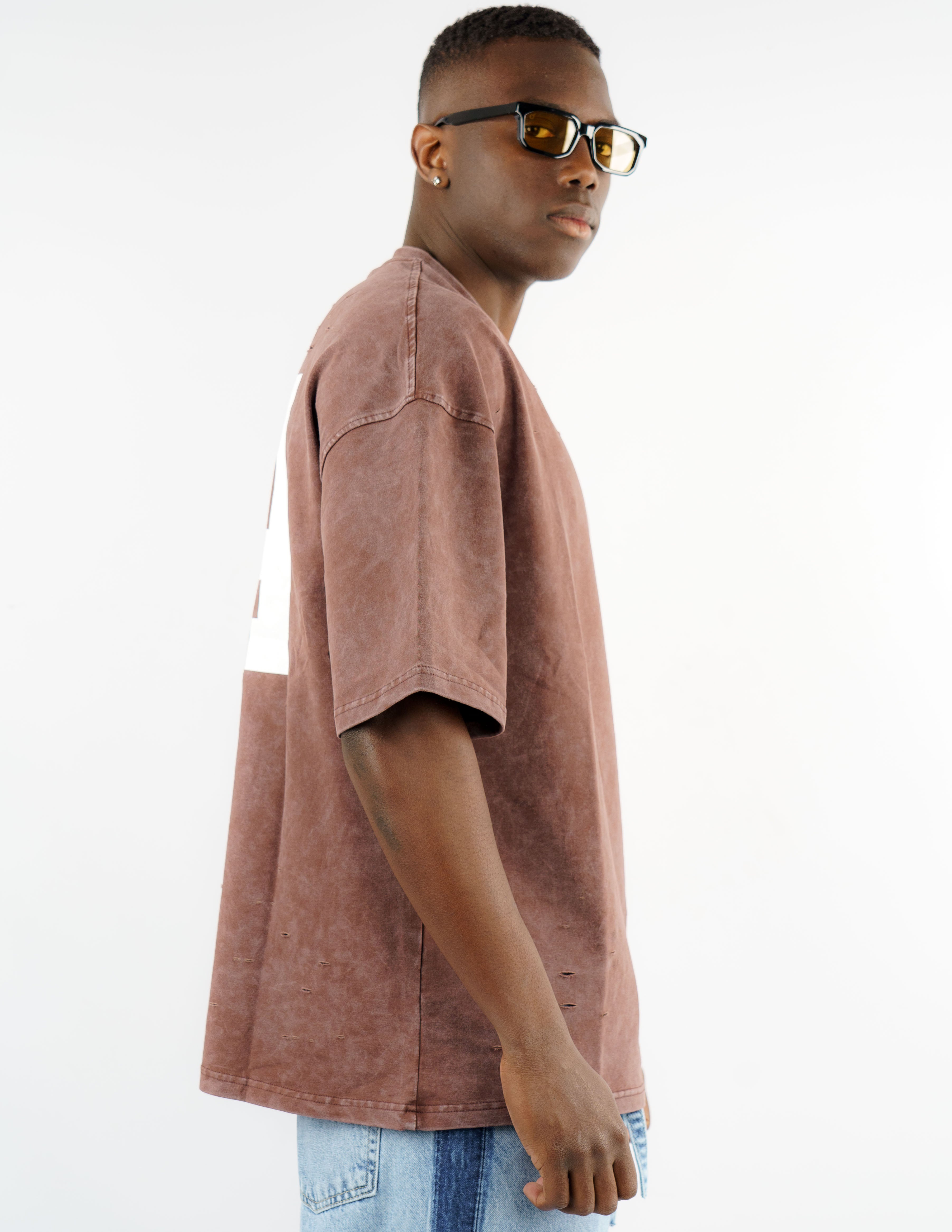 t-shirt slavata con stampa e rotture