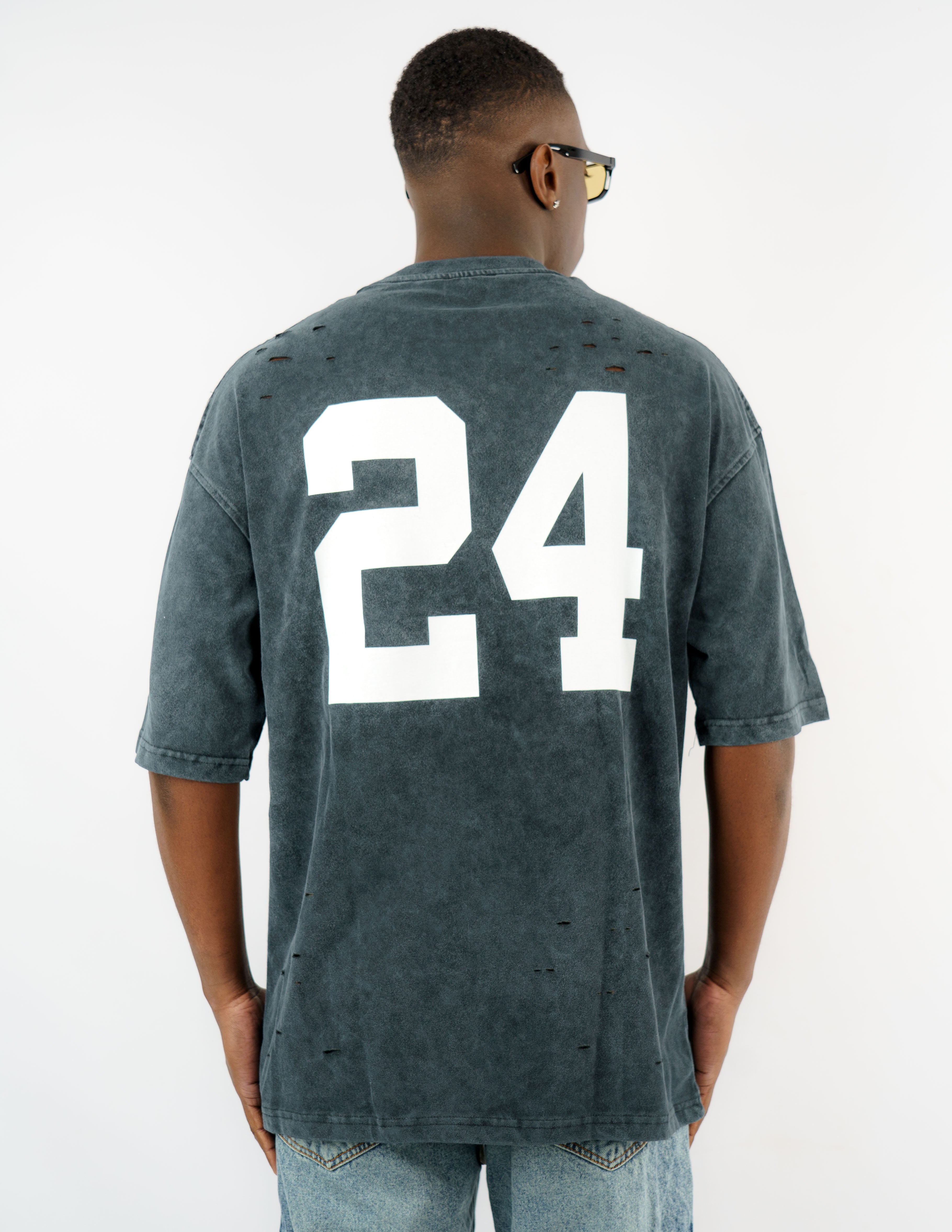 t-shirt slavata con stampa e rotture