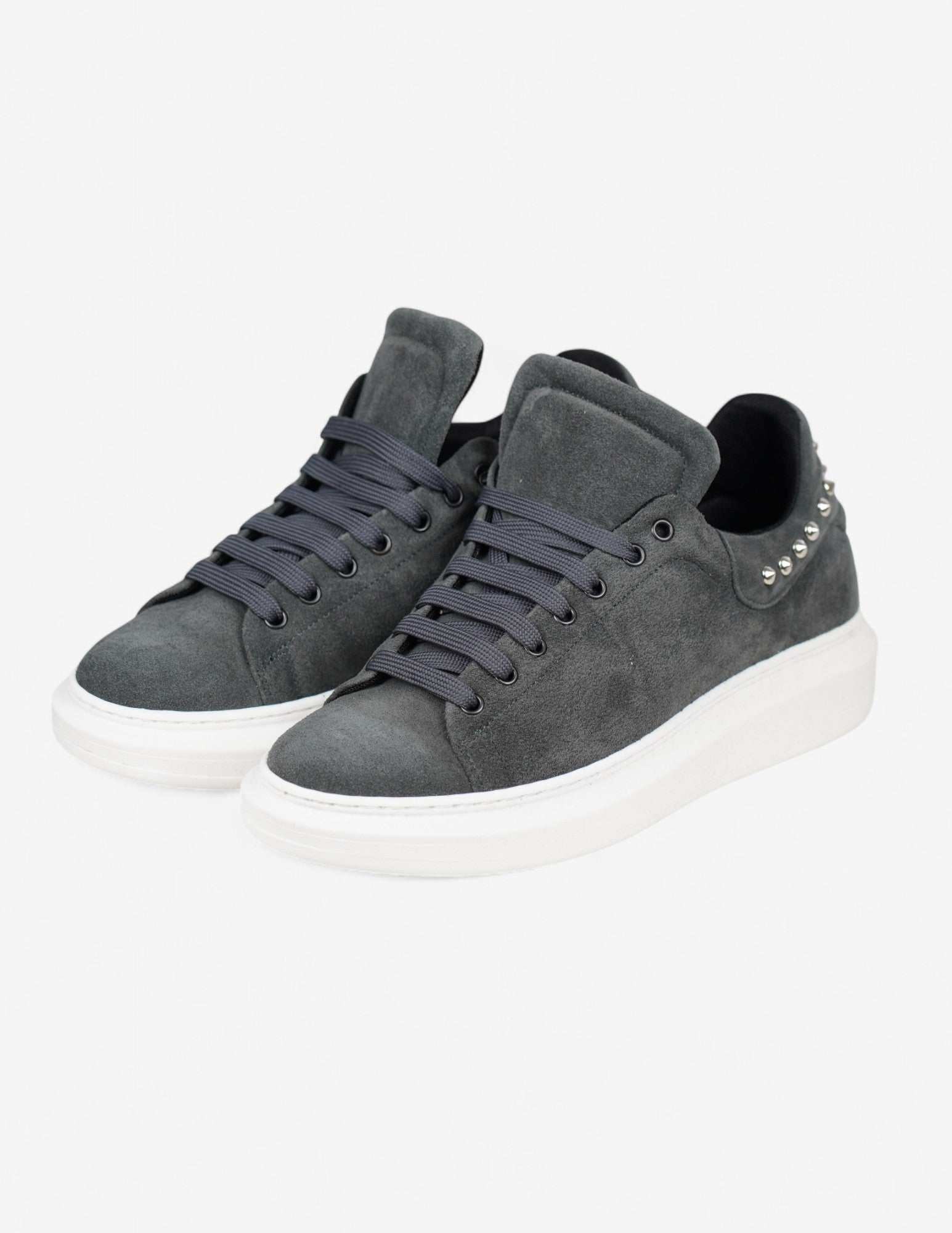 Sneakers uomo in camoscio con borchie