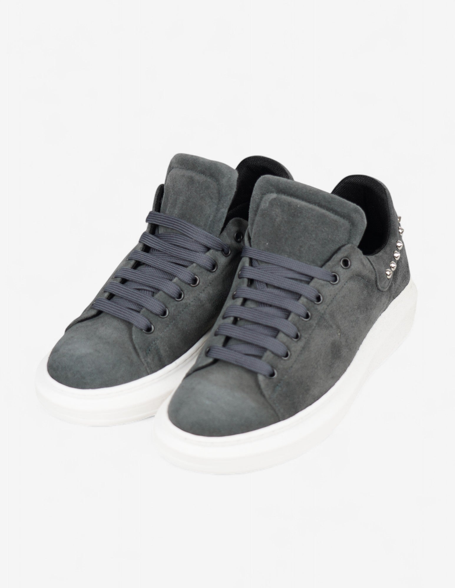 Sneakers uomo in camoscio con borchie