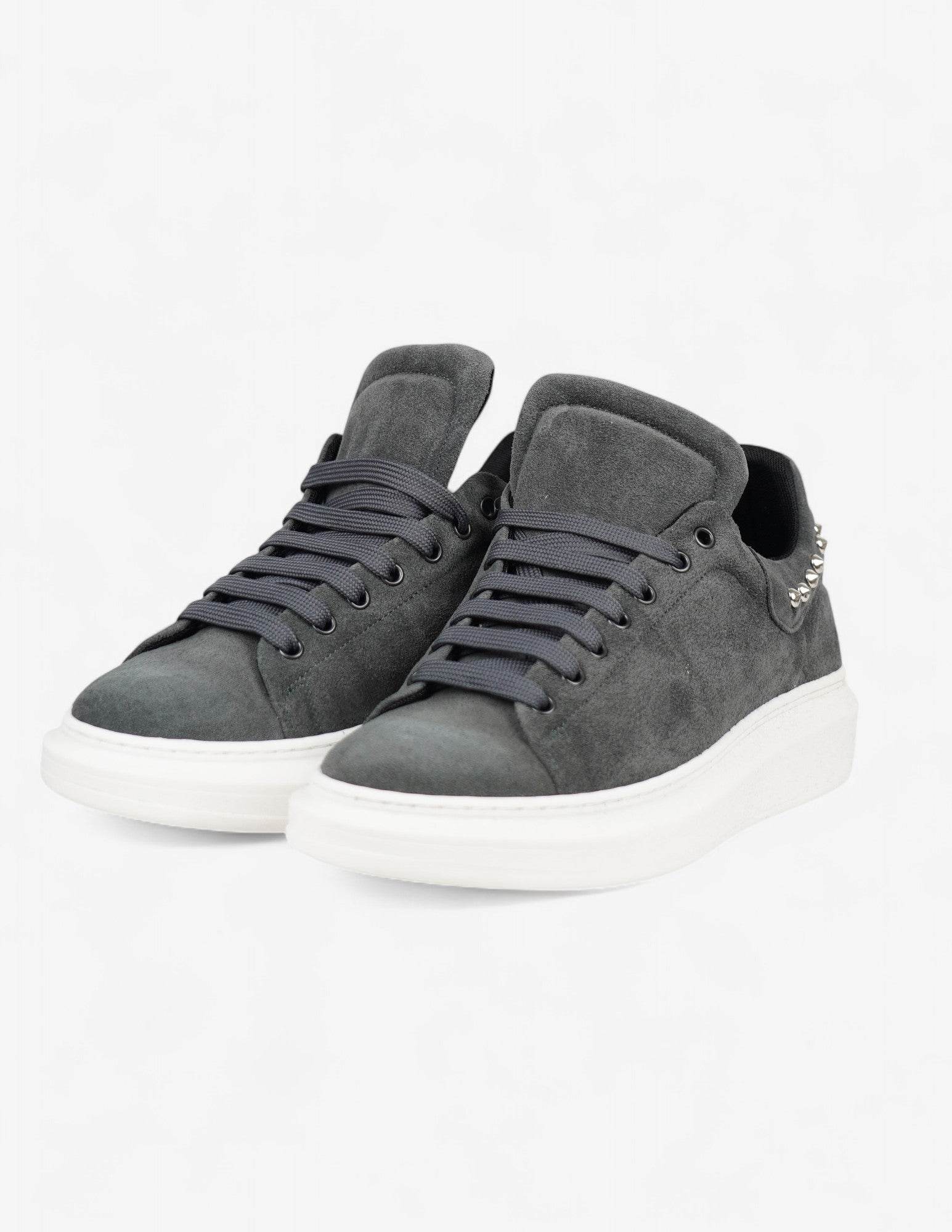 Sneakers uomo in camoscio con borchie