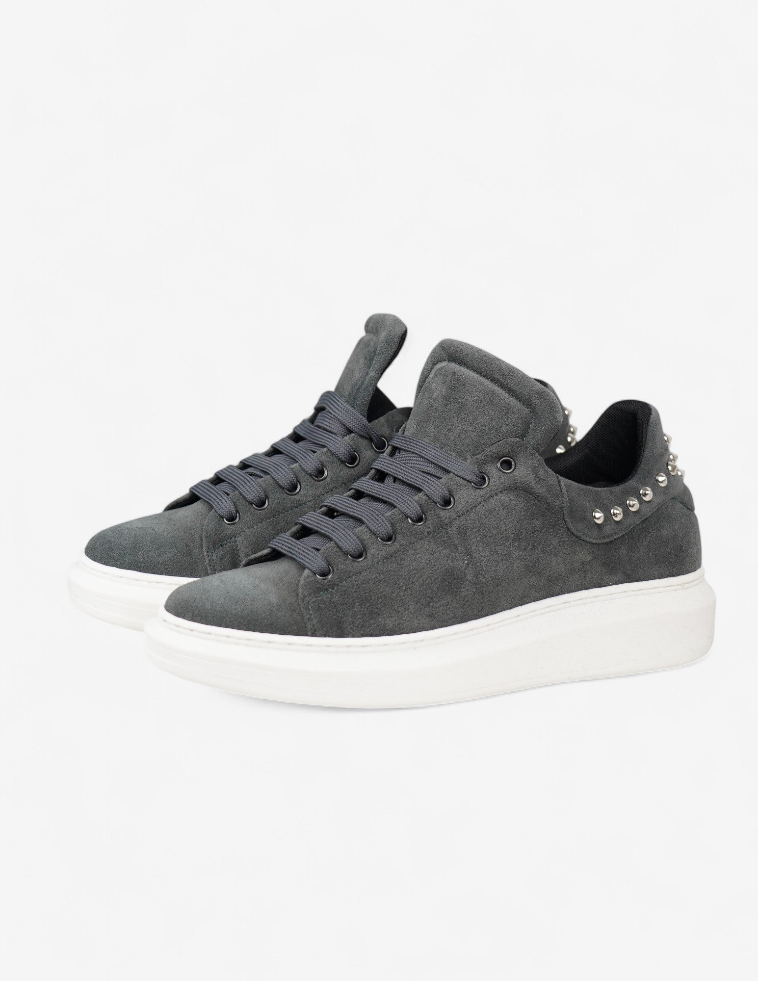 Sneakers uomo in camoscio con borchie