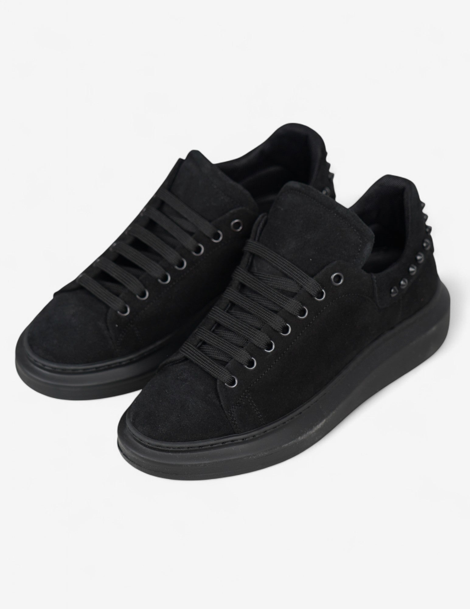 Sneakers uomo in camoscio con borchie