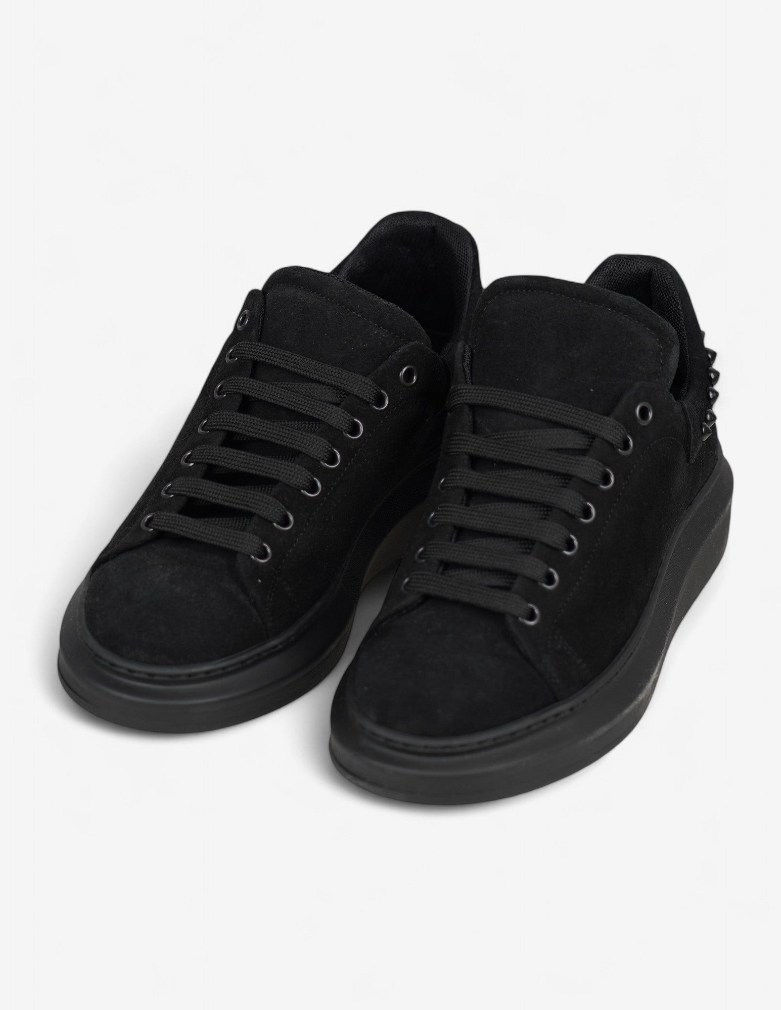 Sneakers uomo in camoscio con borchie
