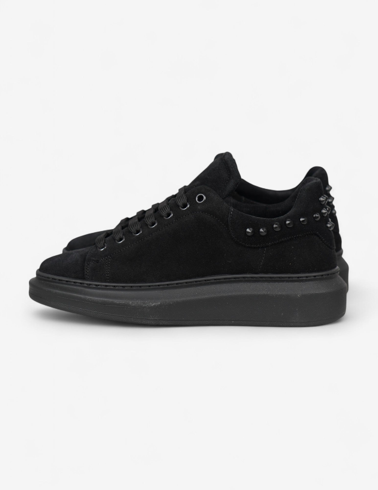 Sneakers uomo in camoscio con borchie