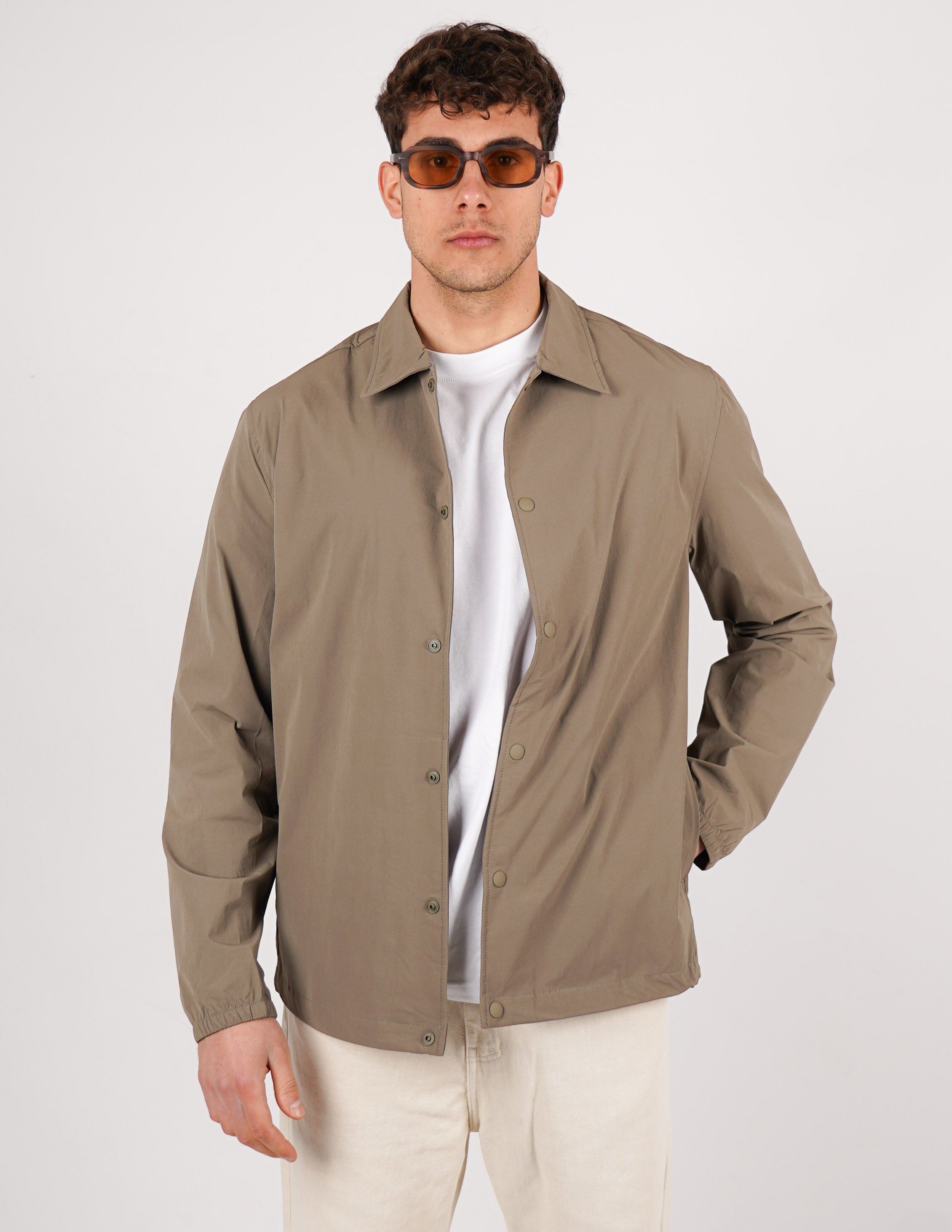 GIUBBINO CON BOTTONE AUTOMATICO TINTA UNITA