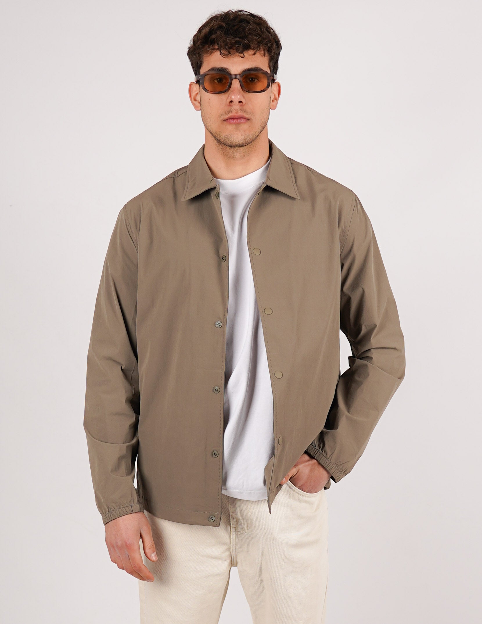 GIUBBINO CON BOTTONE AUTOMATICO TINTA UNITA