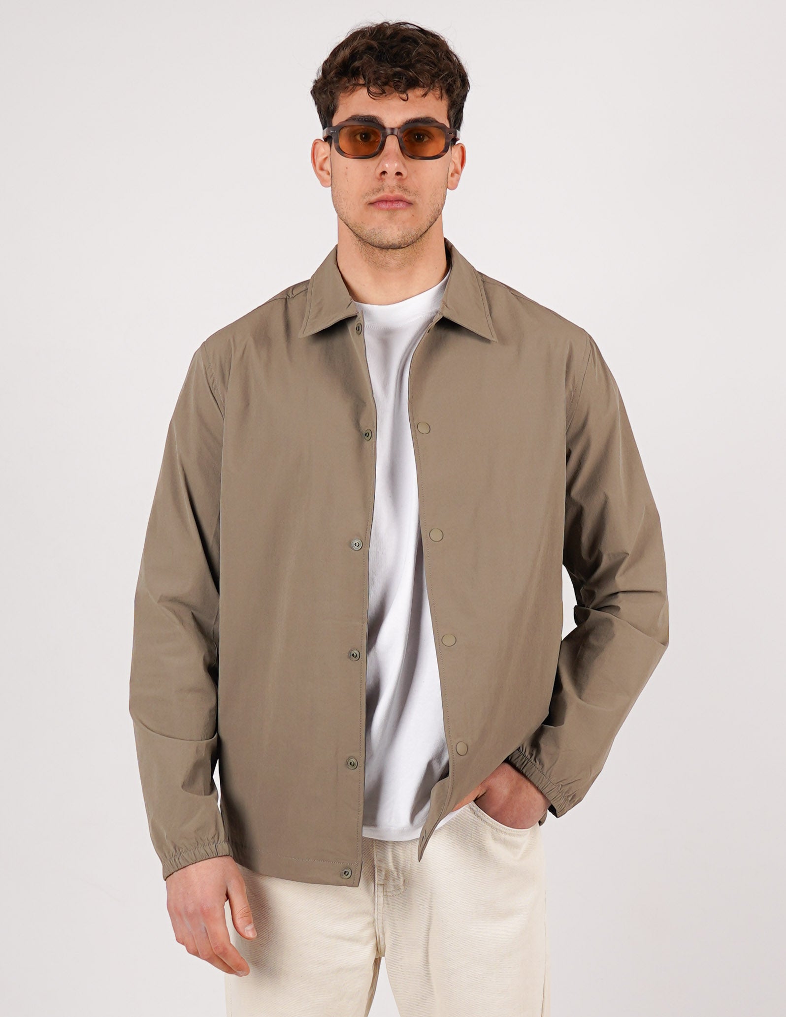 GIUBBINO CON BOTTONE AUTOMATICO TINTA UNITA