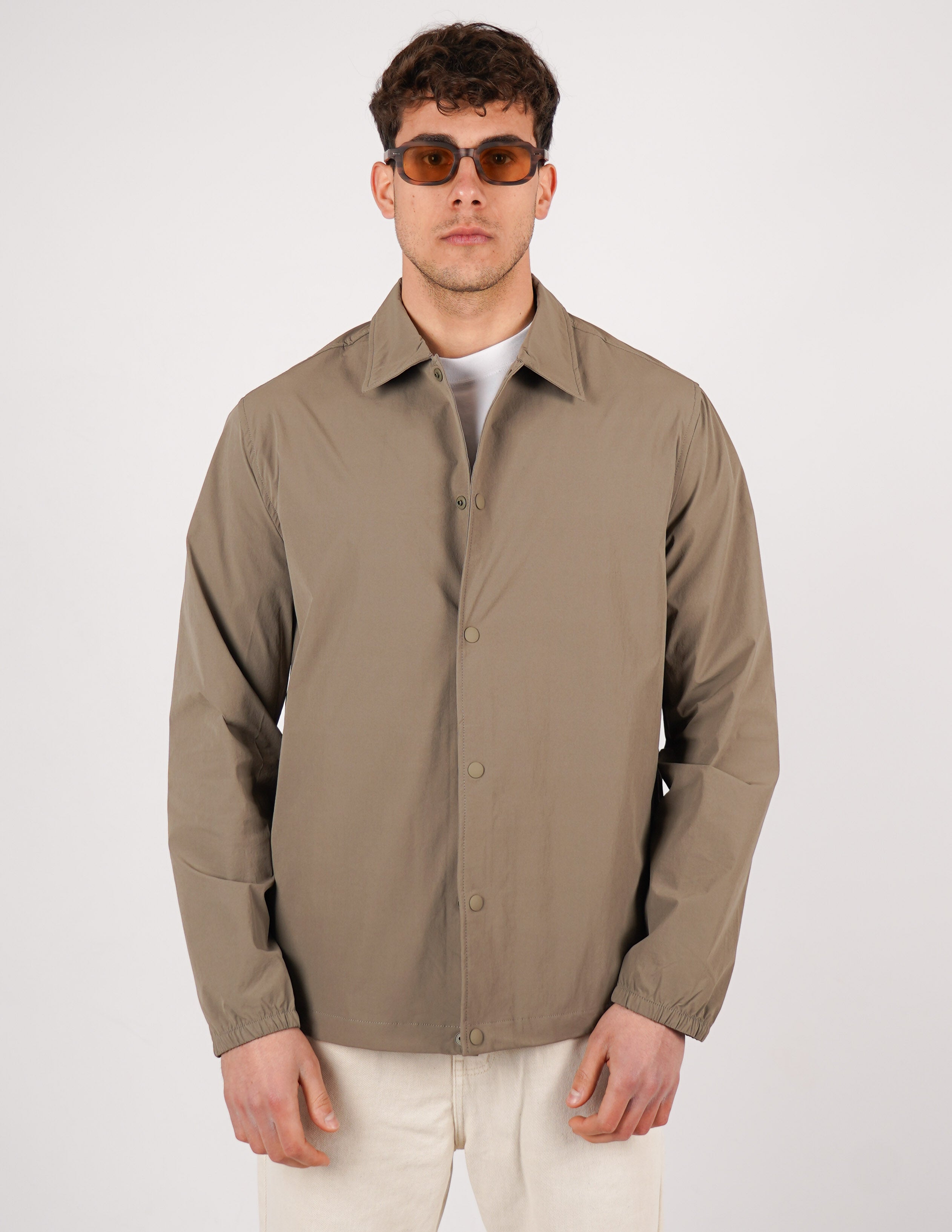 GIUBBINO CON BOTTONE AUTOMATICO TINTA UNITA