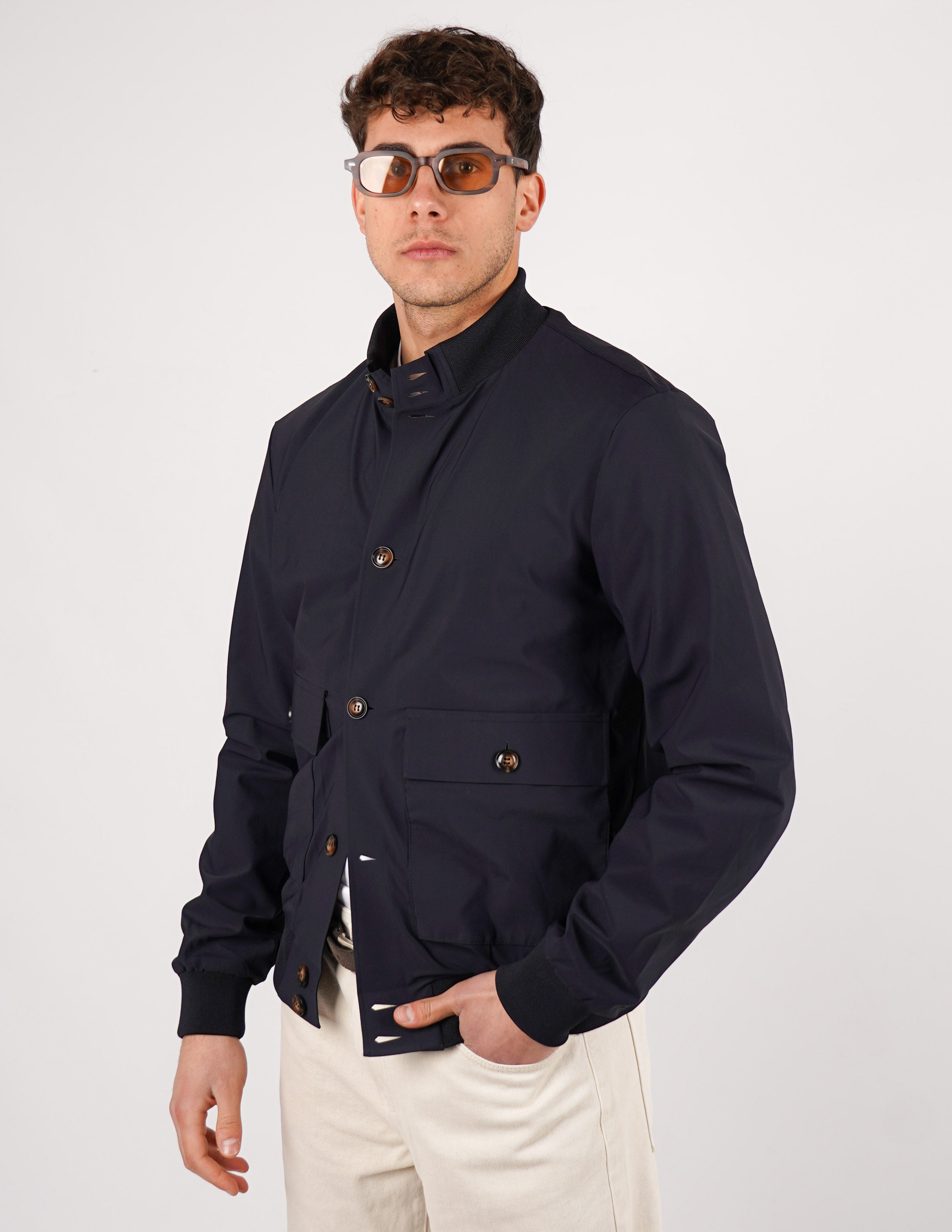 Giubbino con collo in tessuto tecnico