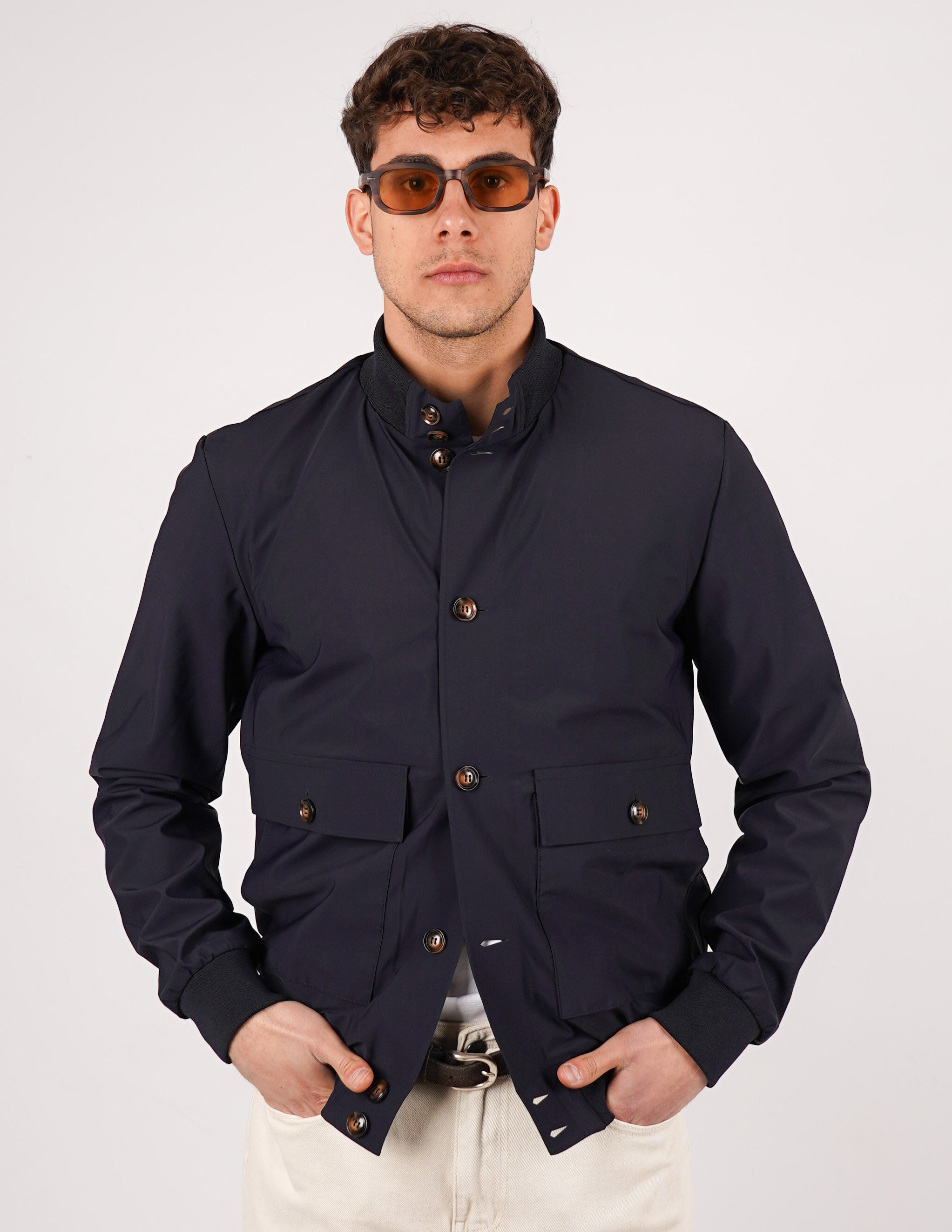 Giubbino con collo in tessuto tecnico