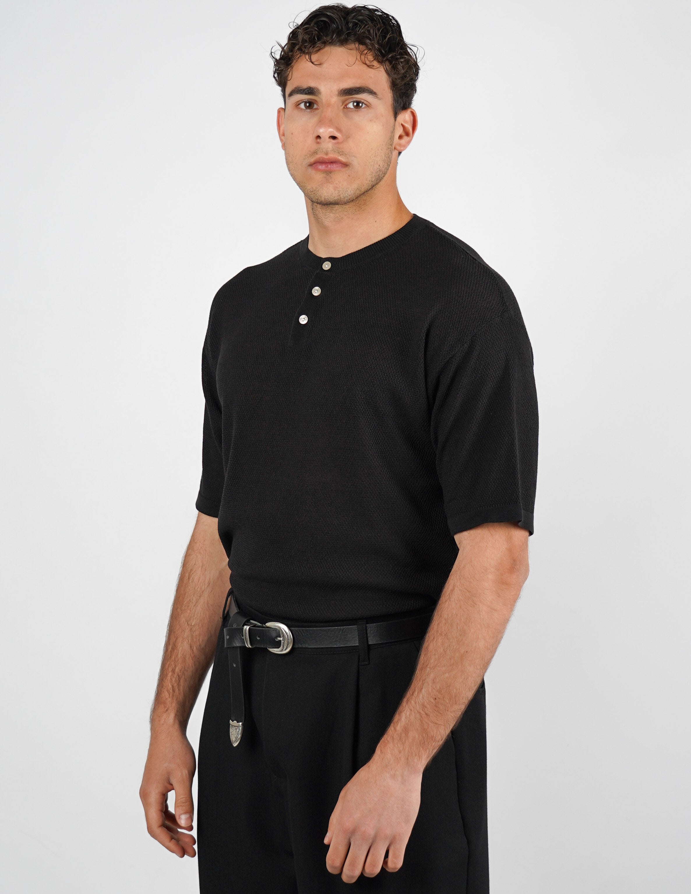t-shirt in maglia con bottoni