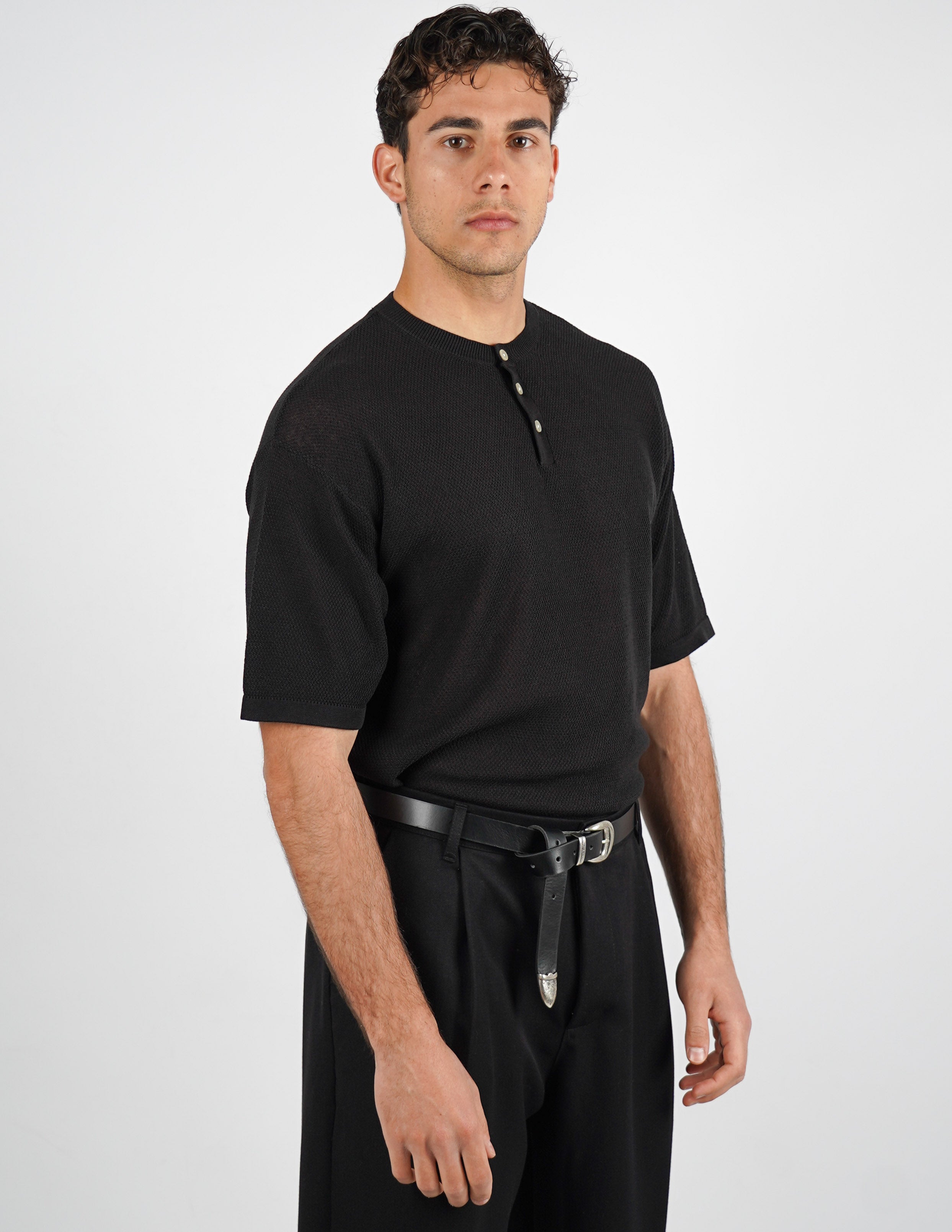 t-shirt in maglia con bottoni