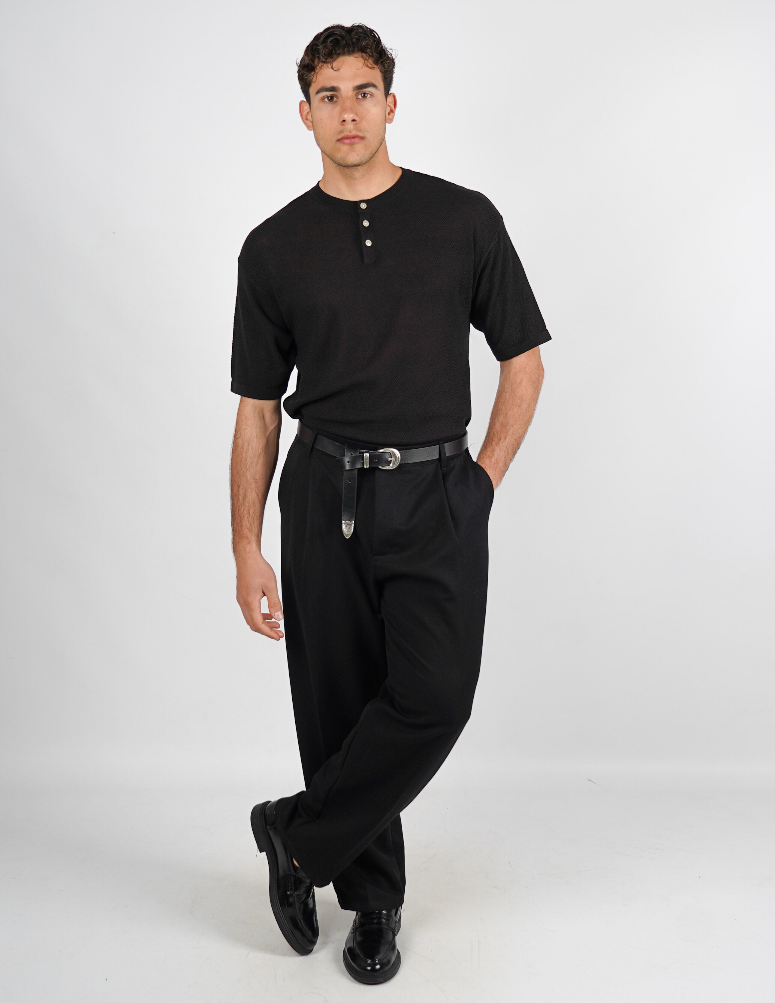 t-shirt in maglia con bottoni