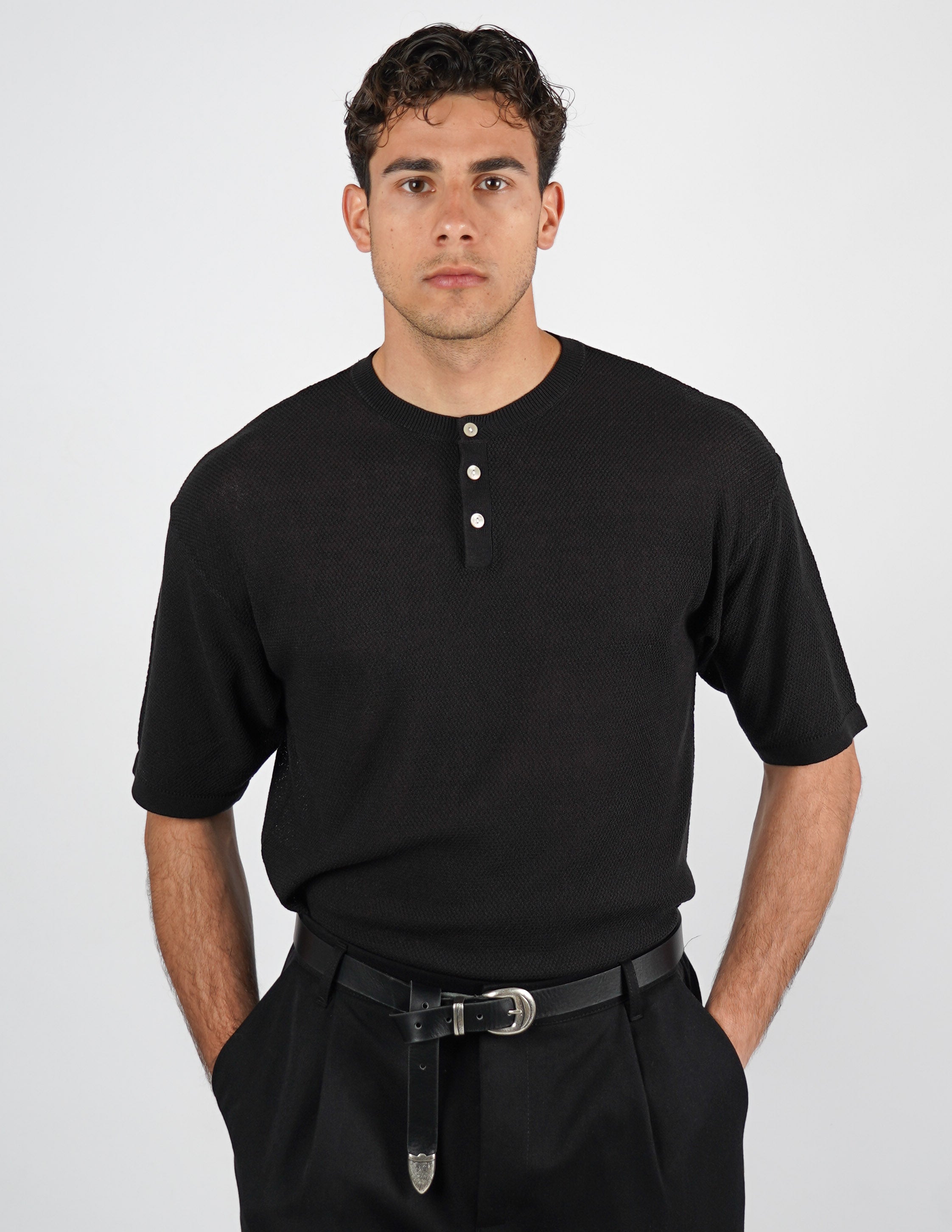 t-shirt in maglia con bottoni